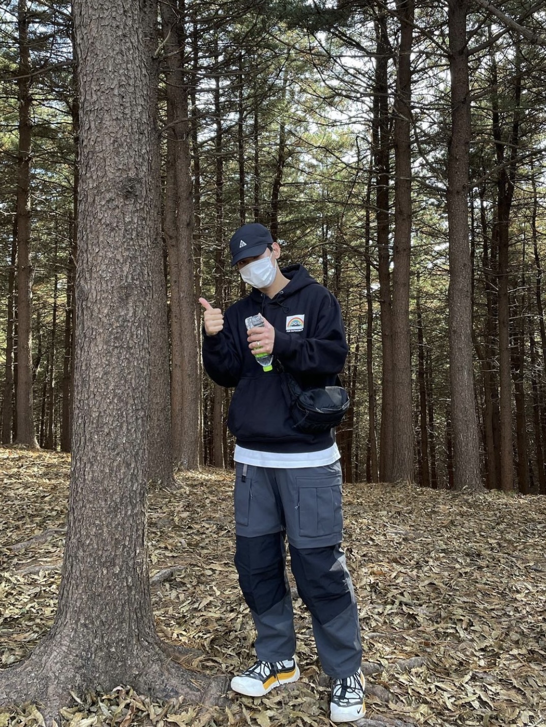 Nike ACG Graphic Pullover Hoodie Black - Asia, Nike ACG Smith Summit Cargo Pants Dark Smoke Grey - Asia 착용 스타일 - 1
