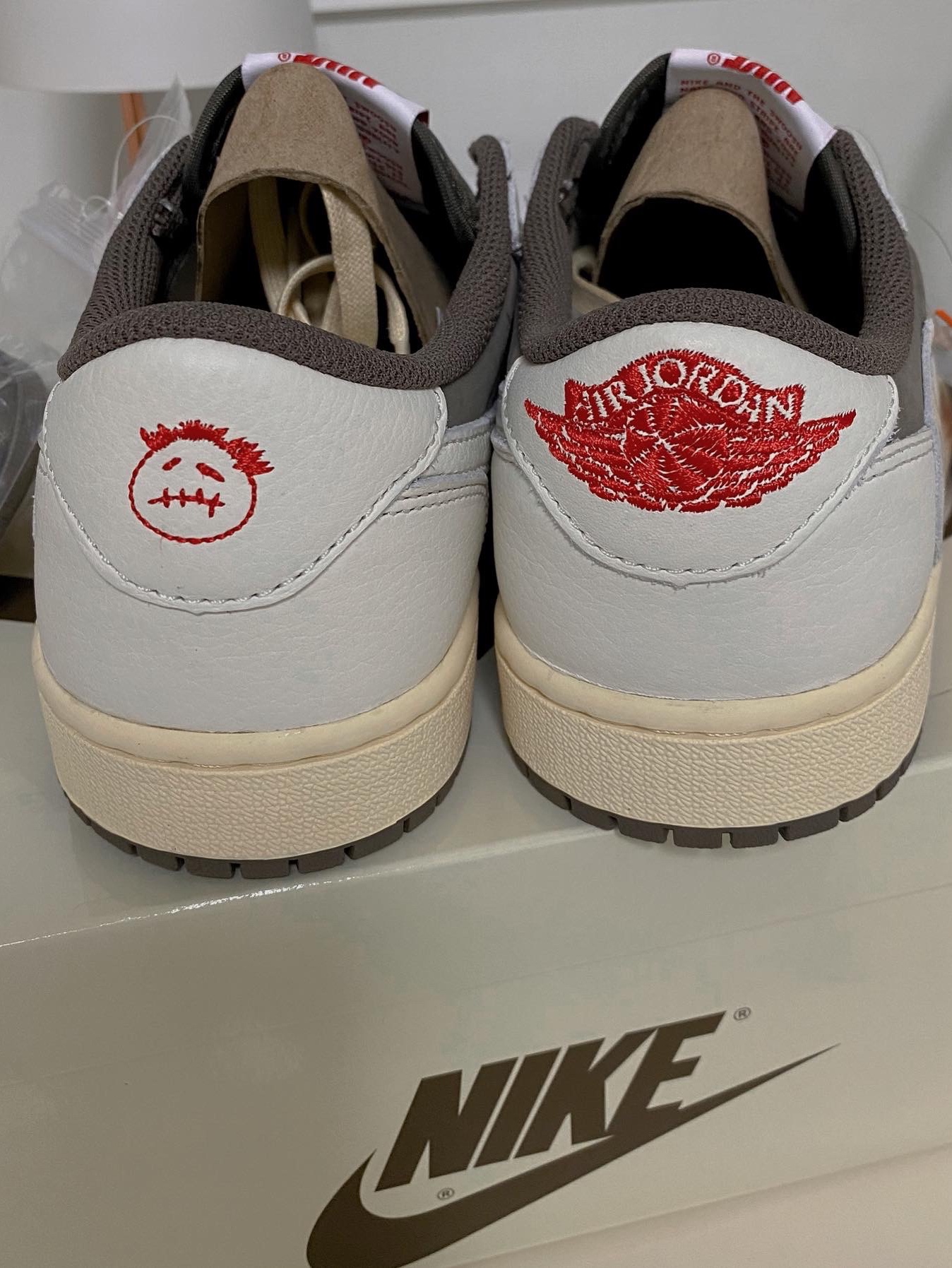 Jordan 1 x Travis Scott Retro Low OG SP Sail and Ridgerock 착용 스타일 - 2