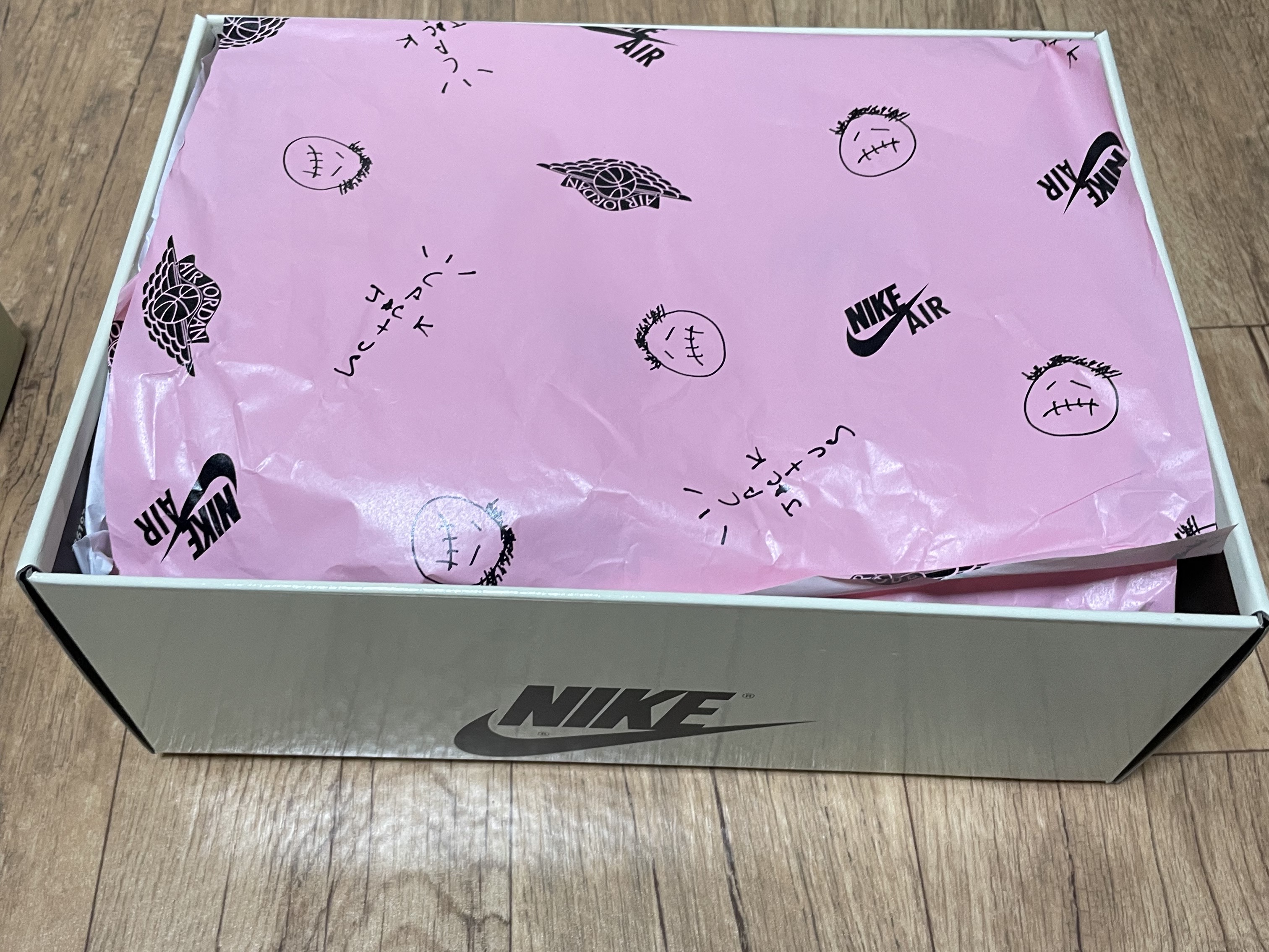Jordan 1 x Travis Scott Retro Low OG SP Sail and Ridgerock 착용 스타일 - 2