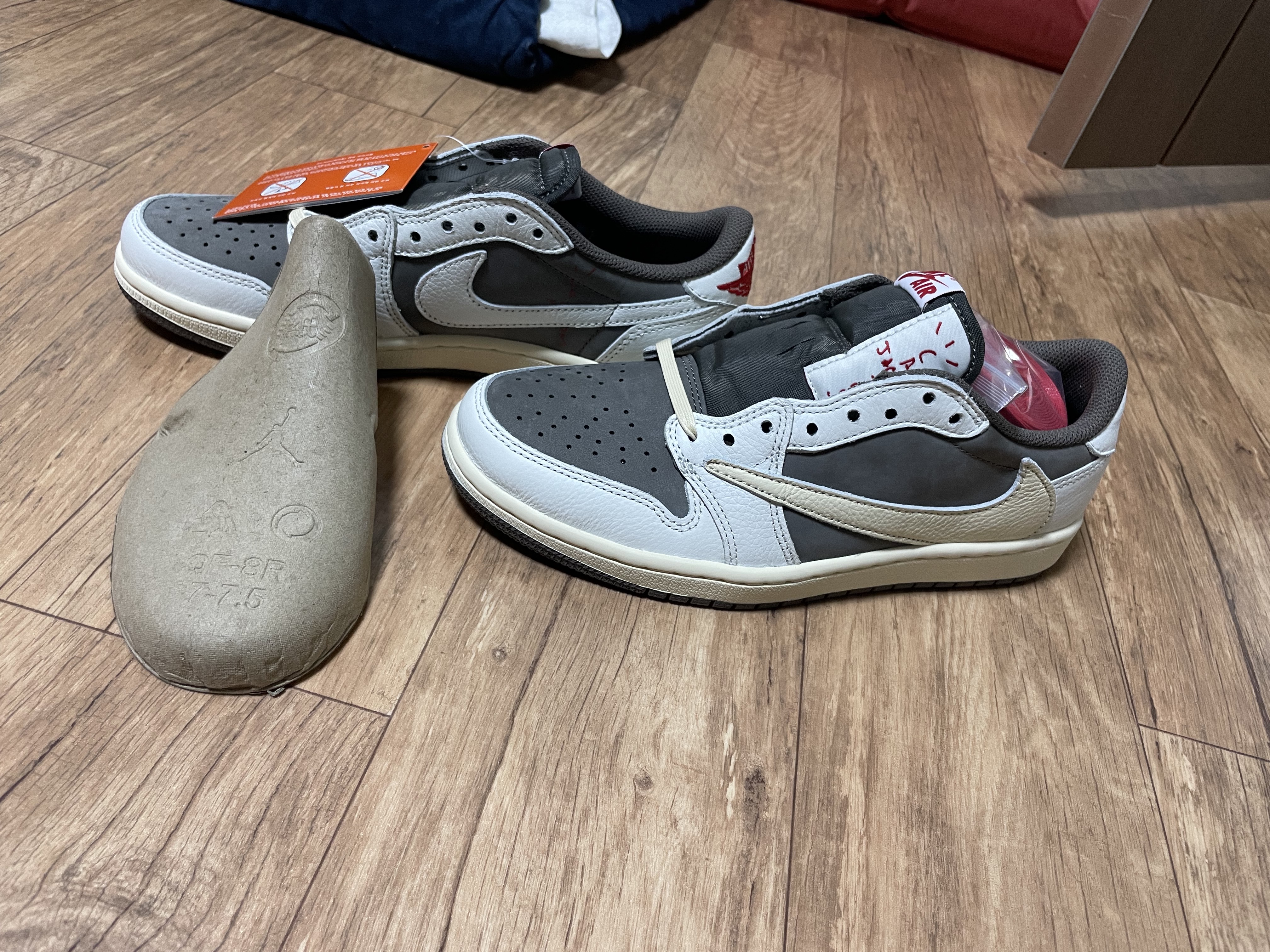 Jordan 1 x Travis Scott Retro Low OG SP Sail and Ridgerock 착용 스타일 - 3