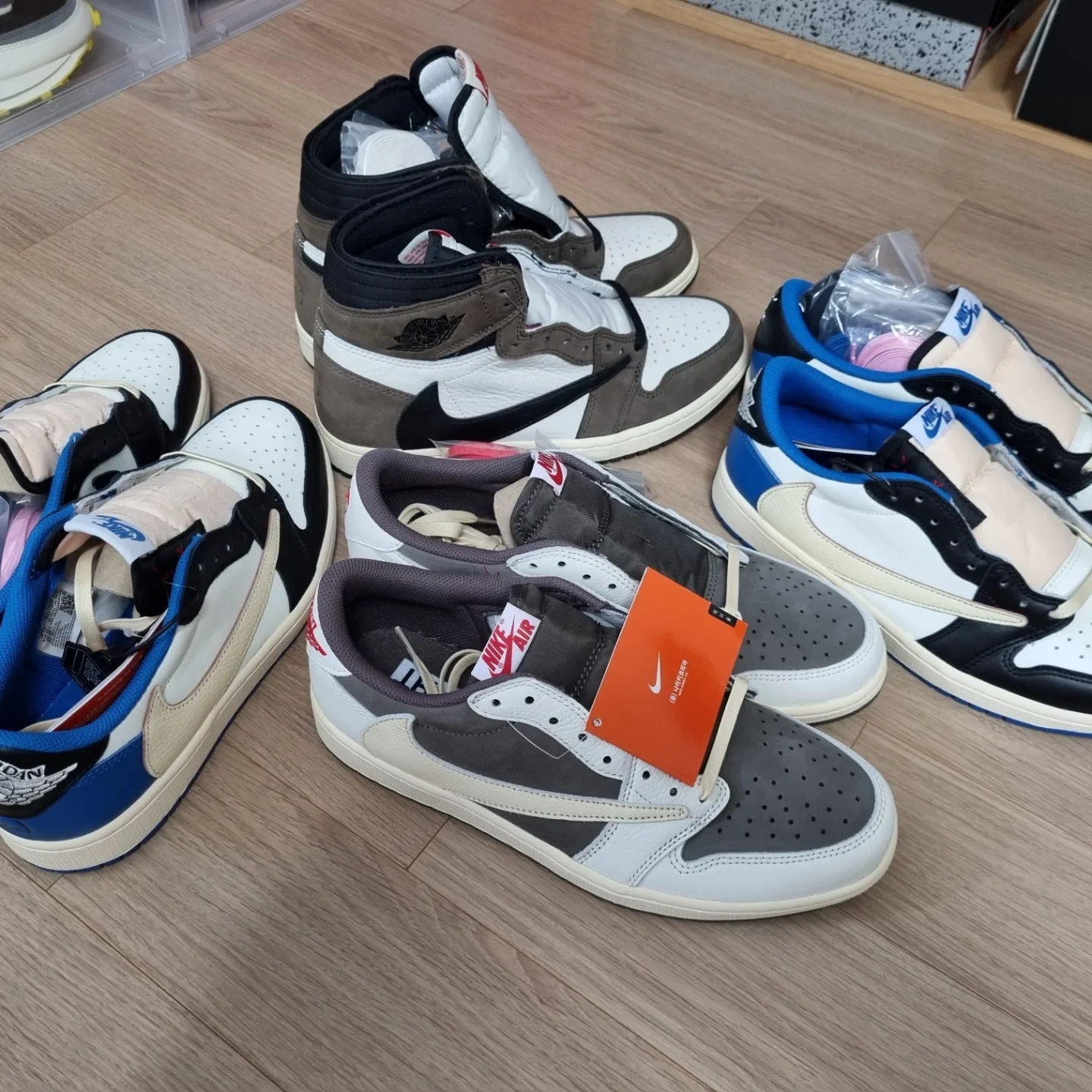 Jordan 1 x Travis Scott Retro Low OG SP Sail and Ridgerock, Jordan 1 x Travis Scott x Fragment Retro Low OG SP Military Blue 착용 스타일 - 3