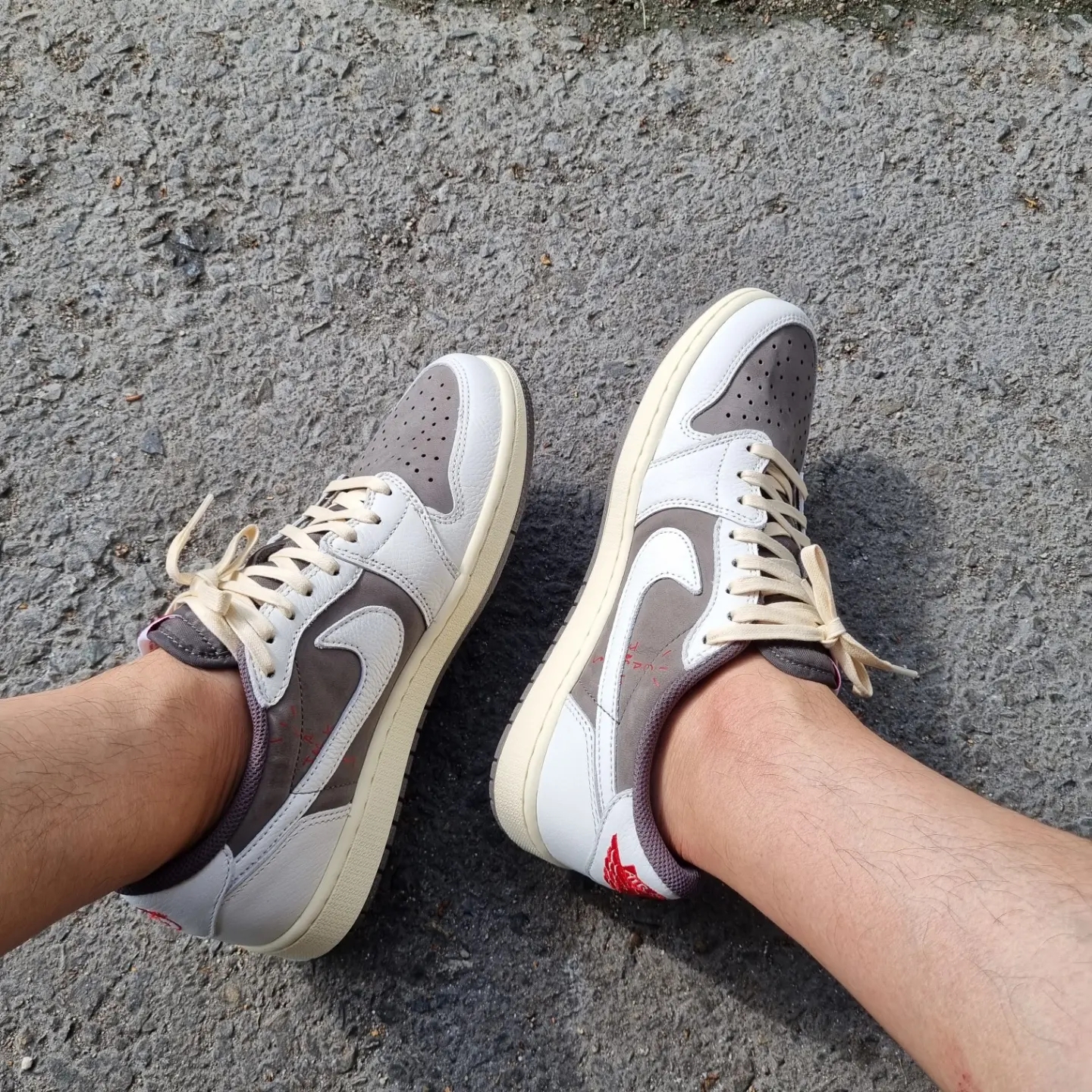 Jordan 1 x Travis Scott Retro Low OG SP Sail and Ridgerock, Jordan 1 x Travis Scott x Fragment Retro Low OG SP Military Blue 착용 스타일 - 2