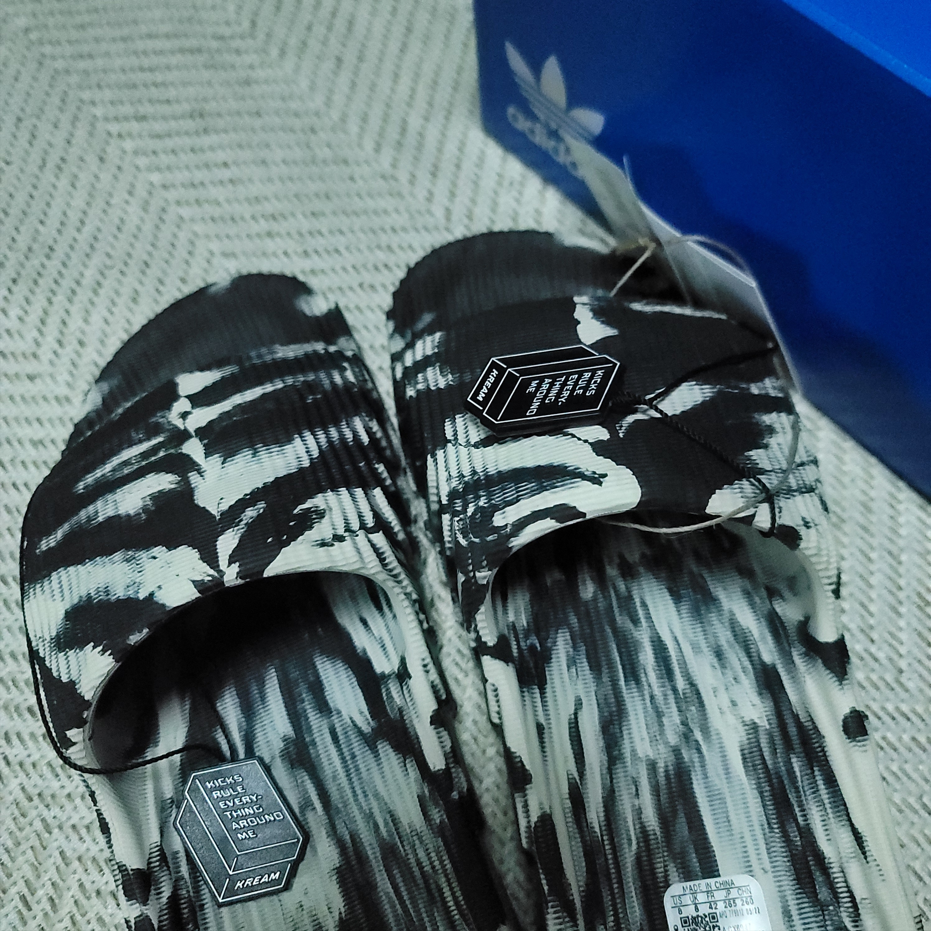 Adidas Adilette 22 Carbon Aluminium 착용 스타일