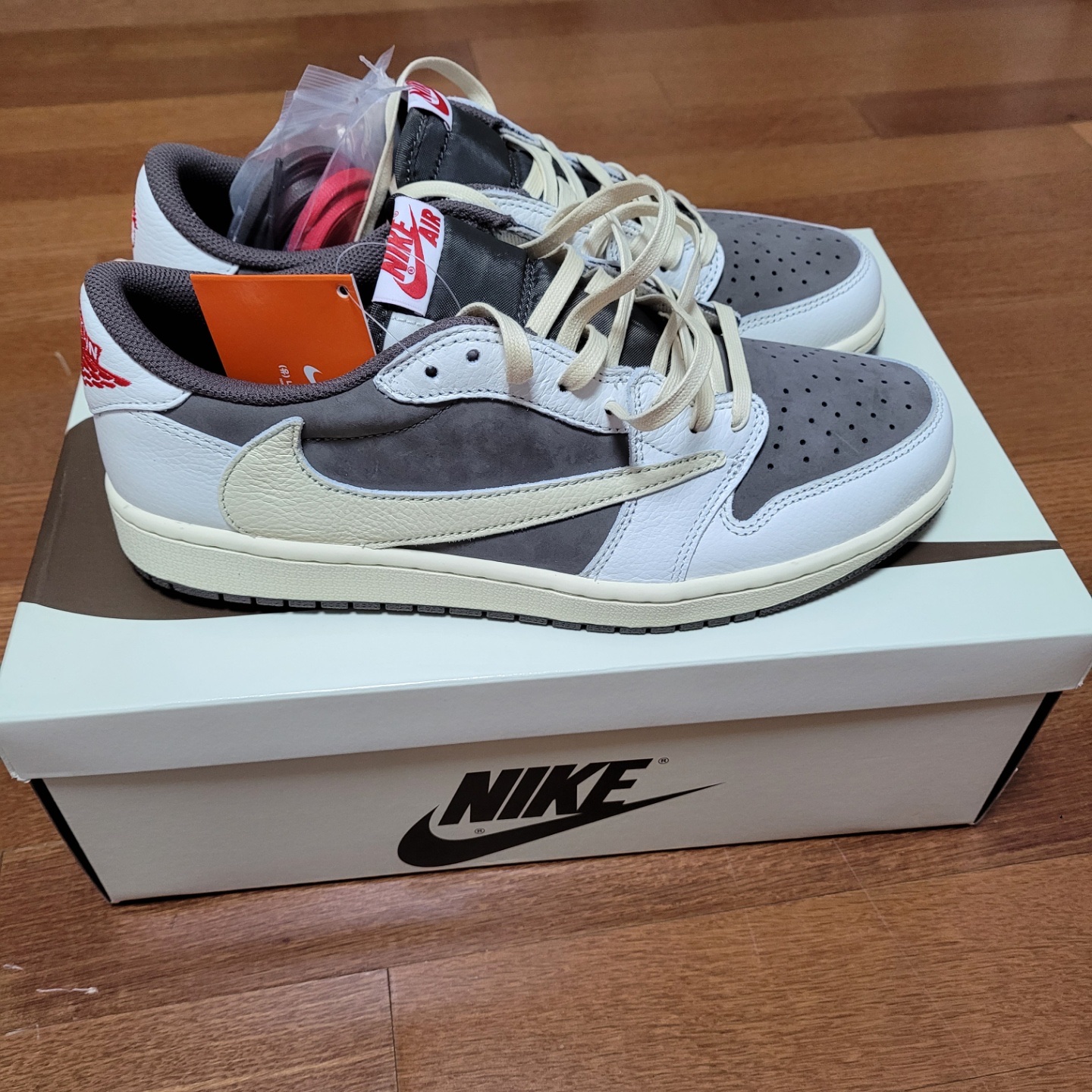 Jordan 1 x Travis Scott Retro Low OG SP Sail and Ridgerock 착용 스타일 - 1