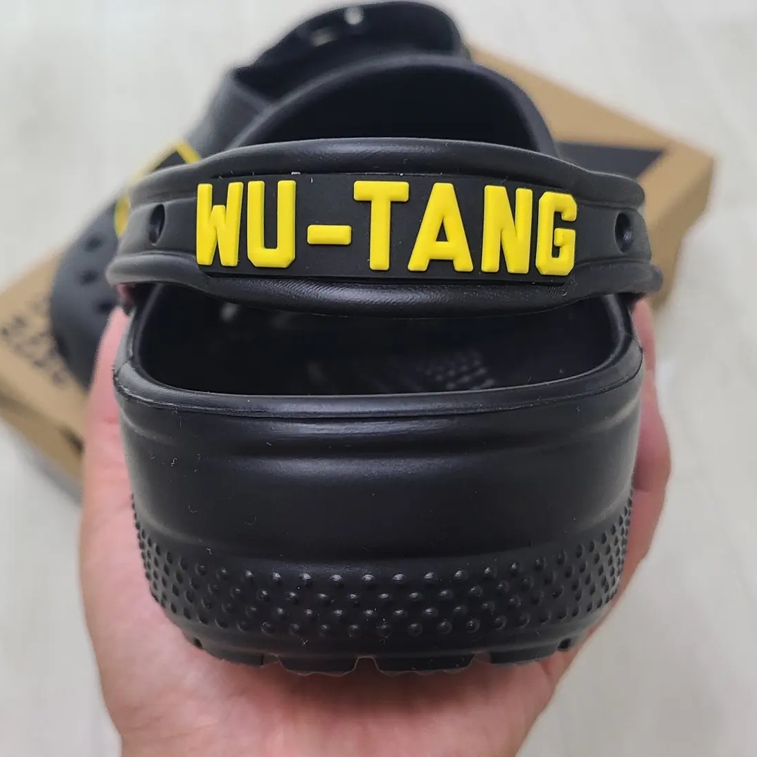 Crocs x Wu-Tang Clan Classic Clog Black 착용 스타일 - 3