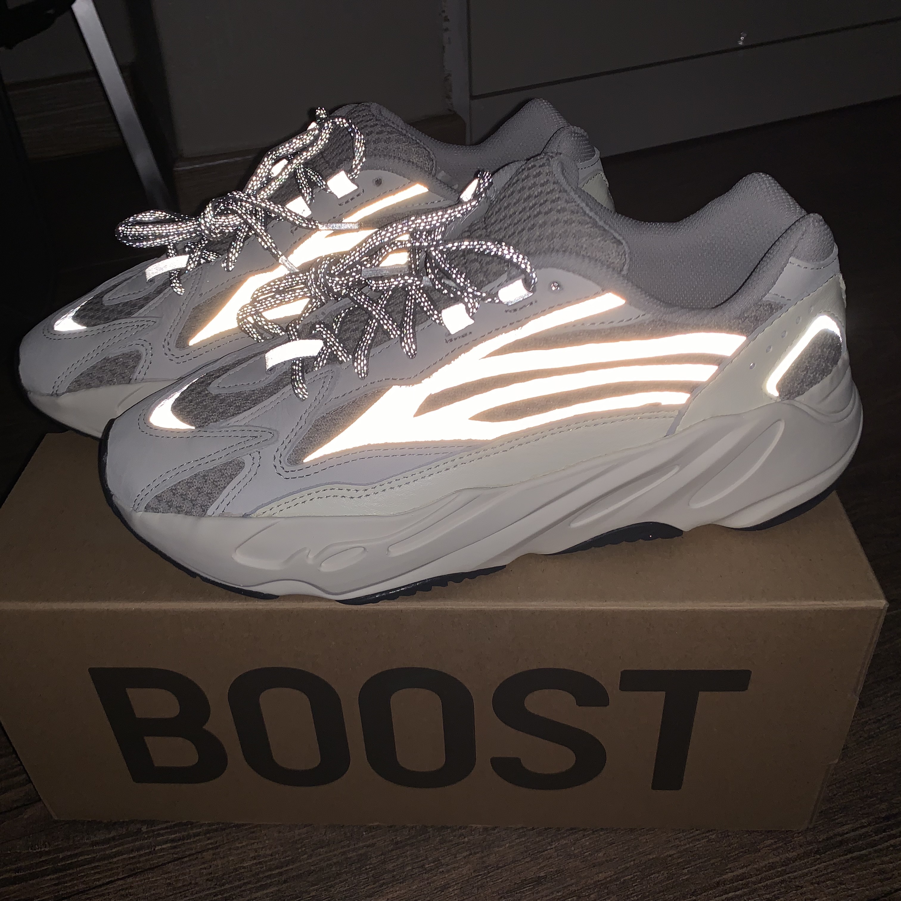 Adidas Yeezy Boost 700 V2 Static 2022 착용 스타일 - 2