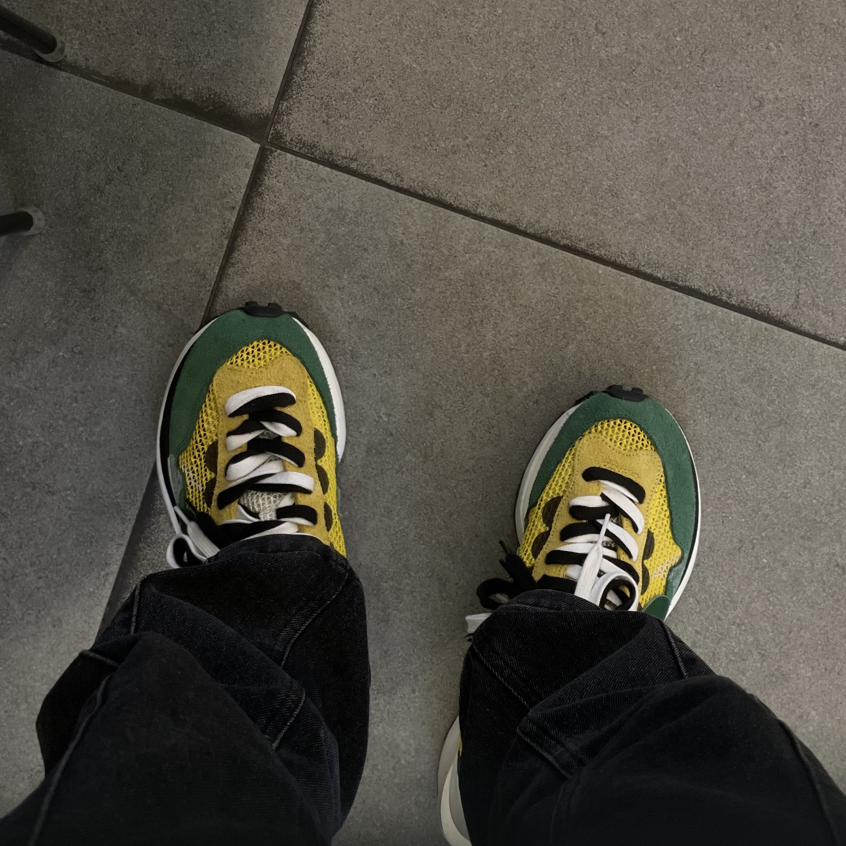 Nike x Sacai VaporWaffle Tour Yellow & Gorge Green Sail 착용 스타일