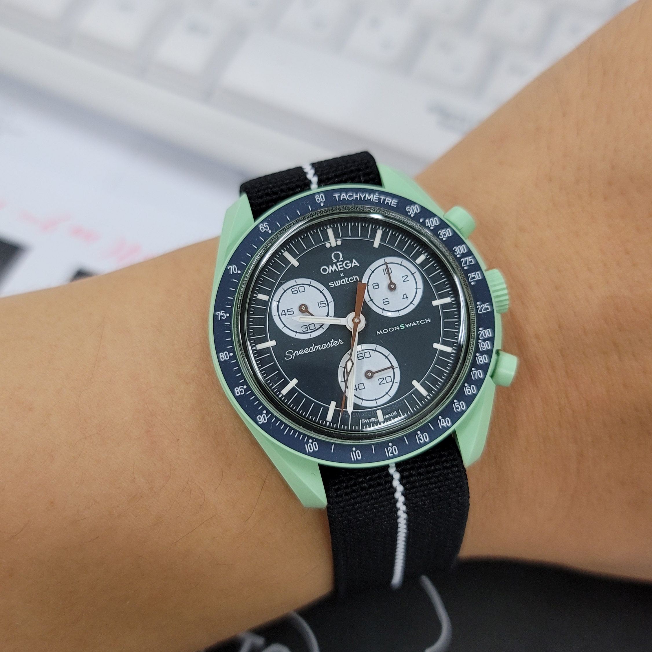Swatch x Omega Bioceramic MoonSwatch Mission On Earth 착용 스타일