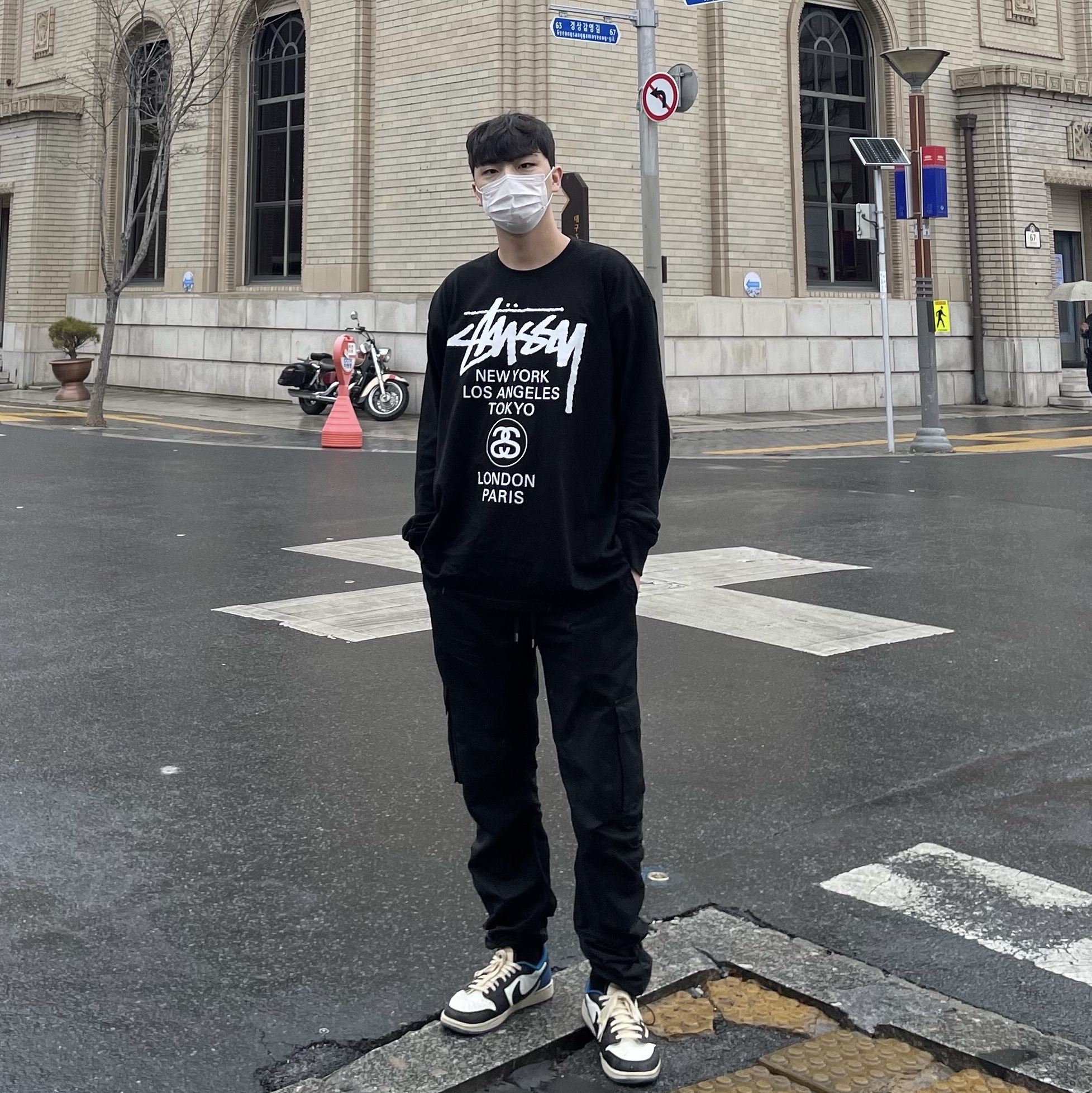 Jordan 1 x Travis Scott x Fragment Retro Low OG SP Military Blue, Stussy World Tour LS T-Shirt Black 착용 스타일