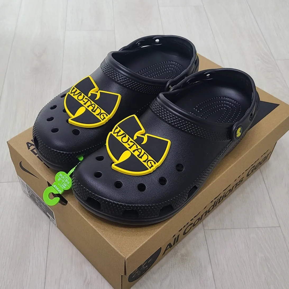Crocs x Wu-Tang Clan Classic Clog Black 착용 스타일 - 2