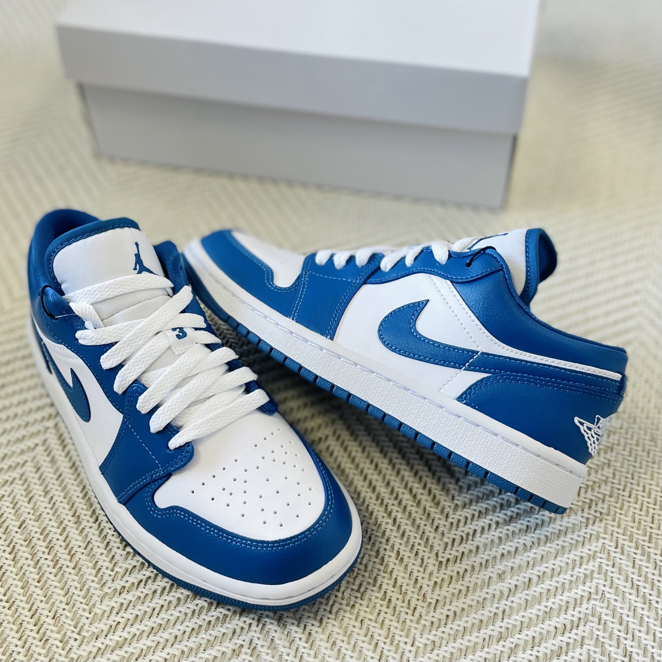 (W) Jordan 1 Low White Dark Marina Blue 착용 스타일 - 1