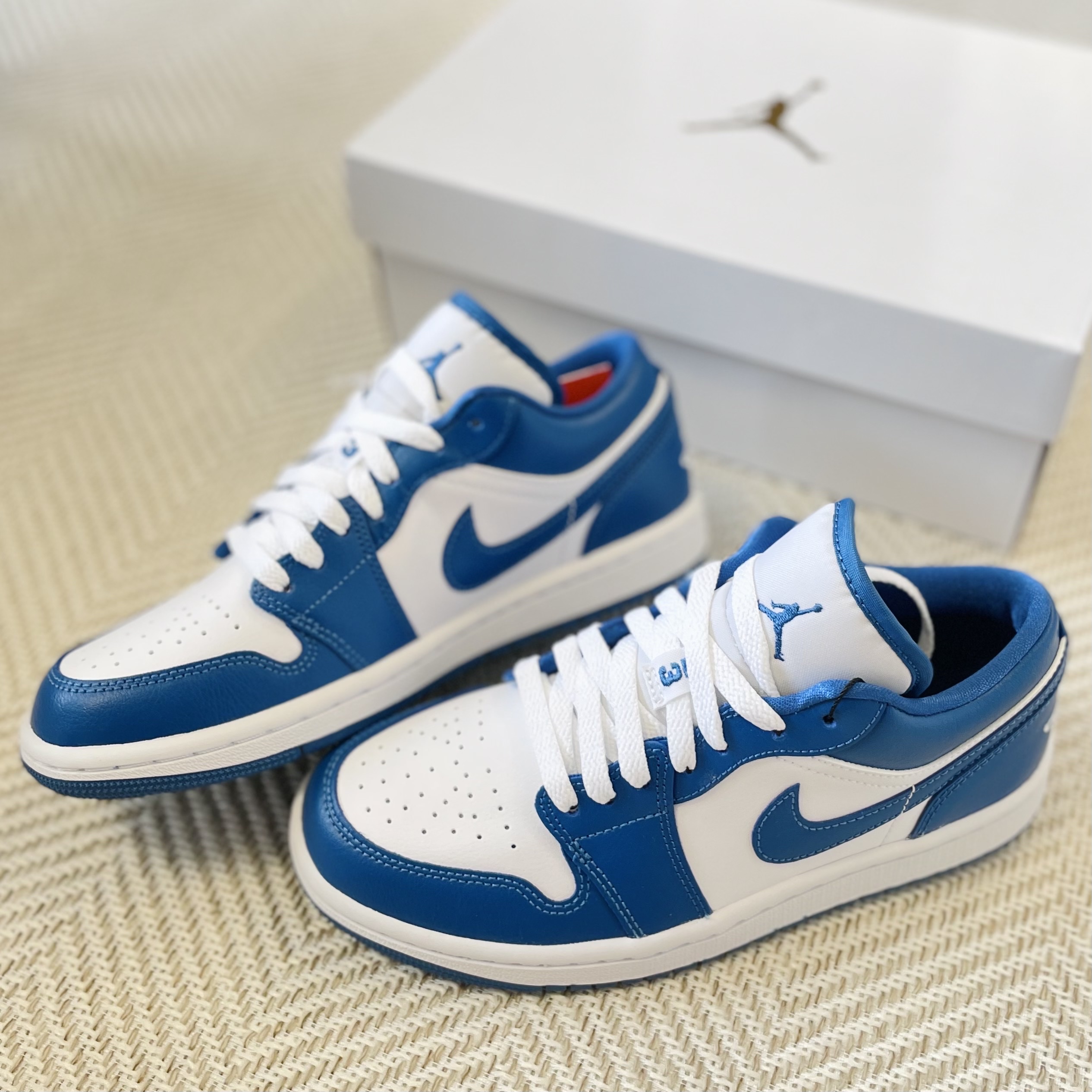 (W) Jordan 1 Low White Dark Marina Blue 착용 스타일 - 2