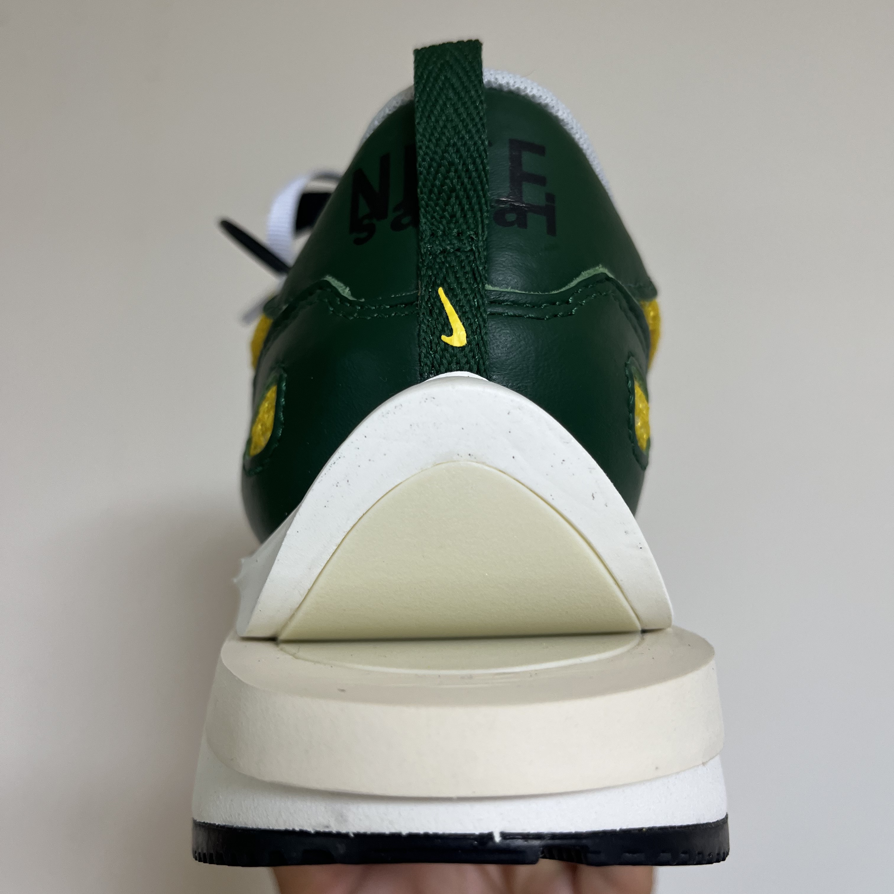 Nike x Sacai VaporWaffle Tour Yellow & Gorge Green Sail 착용 스타일 - 2