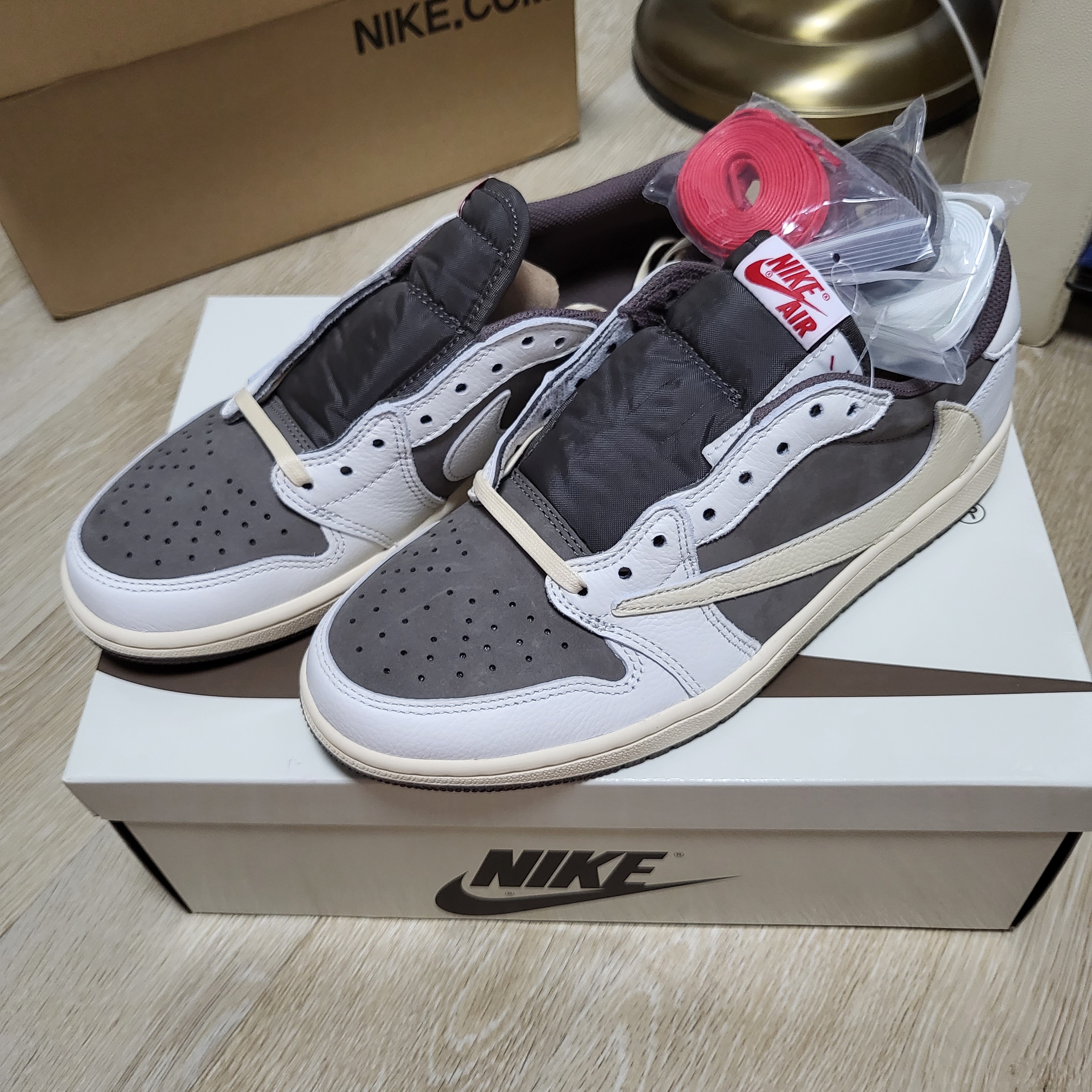 Jordan 1 x Travis Scott Retro Low OG SP Sail and Ridgerock 착용 스타일 - 3