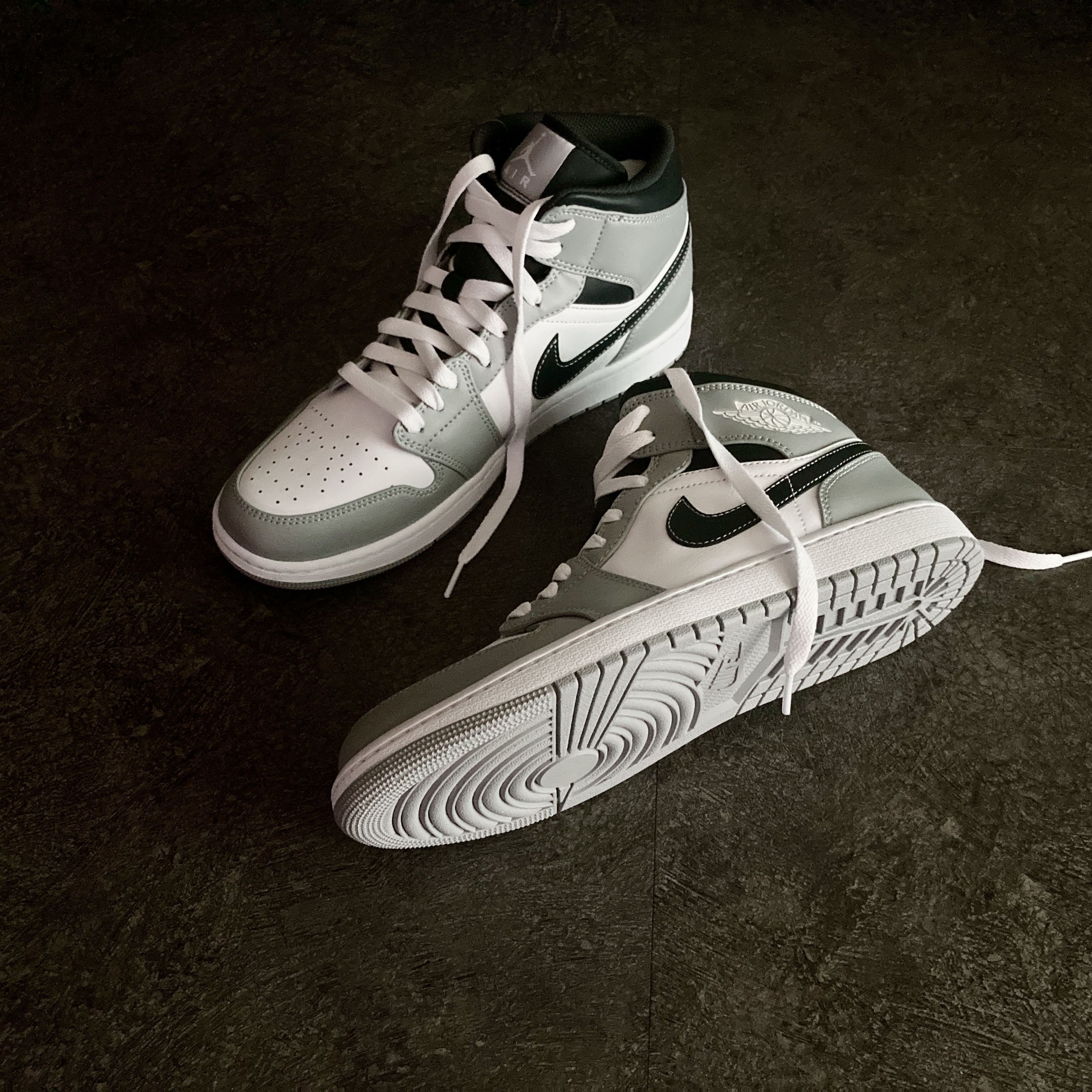 Jordan 1 Mid Light Smoke Grey Anthracite 착용 스타일 - 1