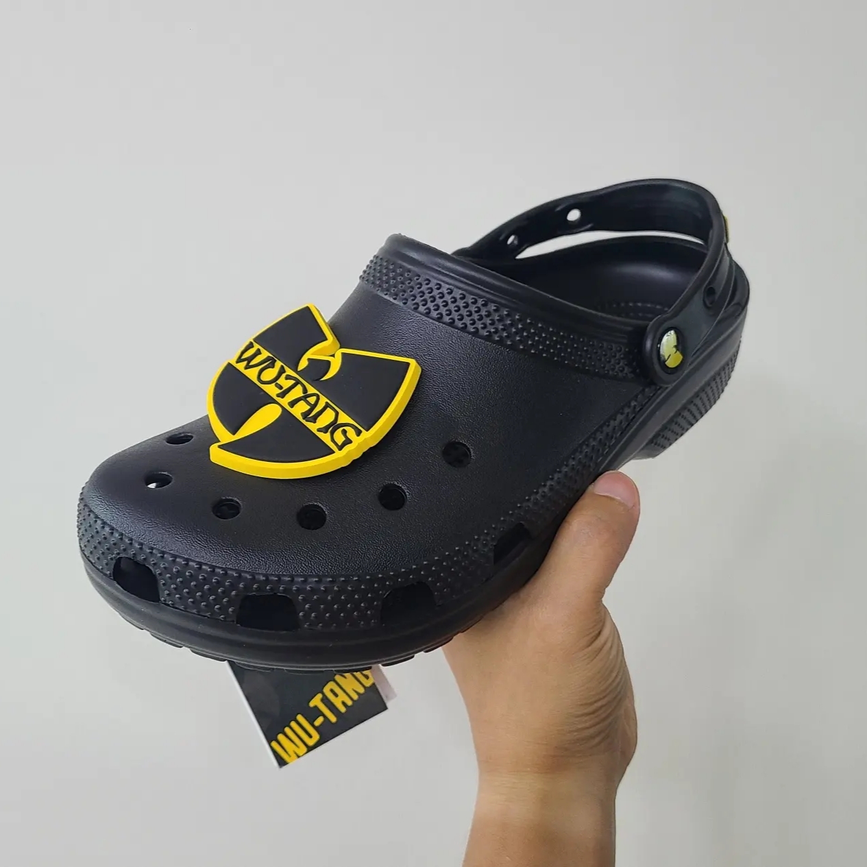 Crocs x Wu-Tang Clan Classic Clog Black 착용 스타일 - 1