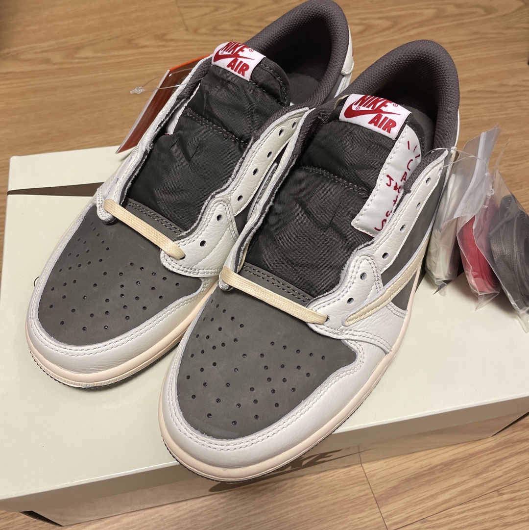 Jordan 1 x Travis Scott Retro Low OG SP Sail and Ridgerock 착용 스타일