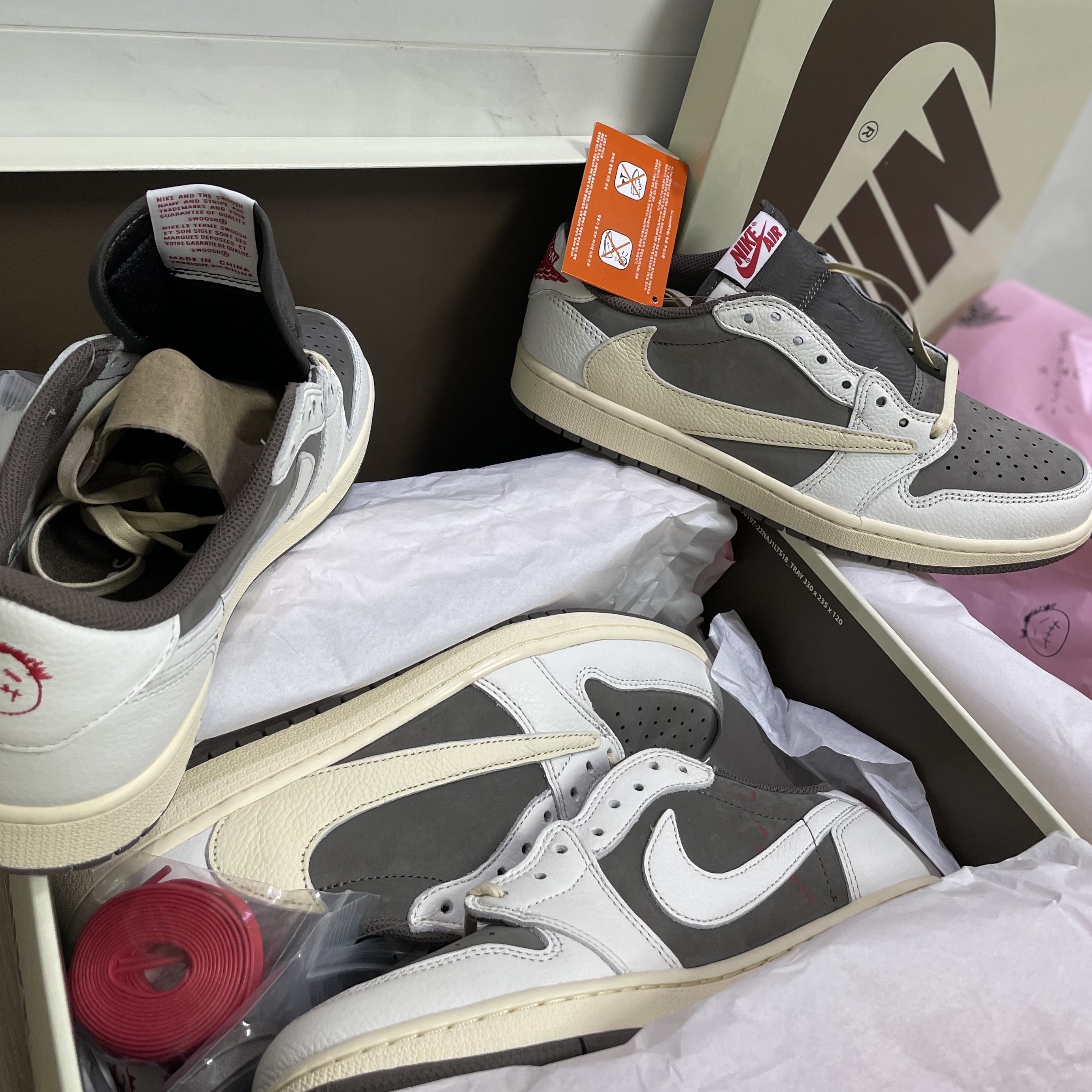 Jordan 1 x Travis Scott Retro Low OG SP Sail and Ridgerock 착용 스타일
