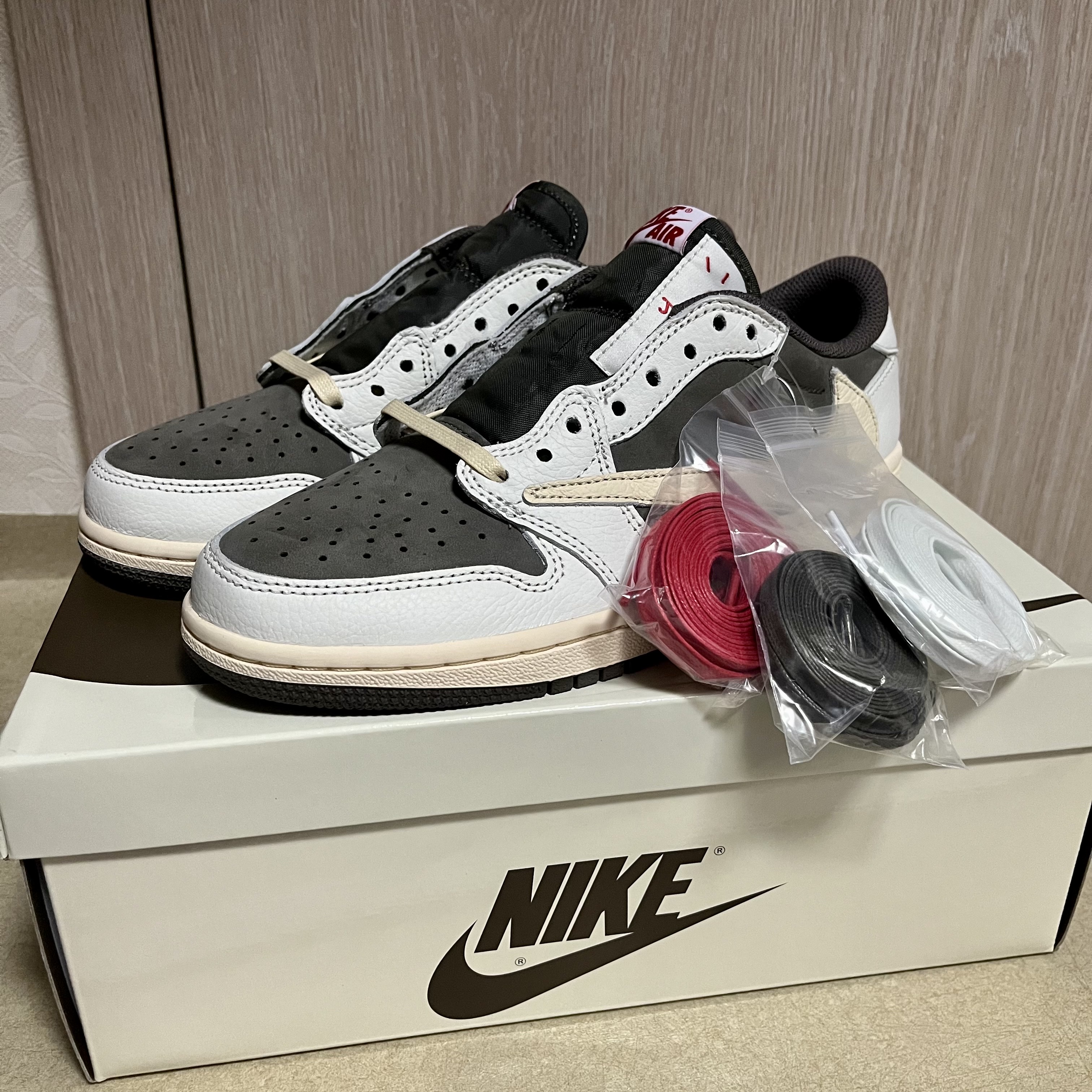Jordan 1 x Travis Scott Retro Low OG SP Sail and Ridgerock 착용 스타일 - 1