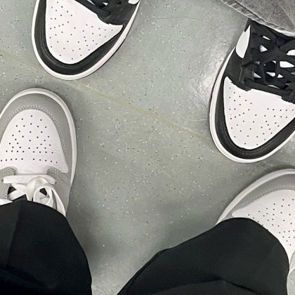 (GS) Jordan 1 Mid Light Smoke Grey Anthracite, (W) Nike Dunk Low Black 착용 스타일