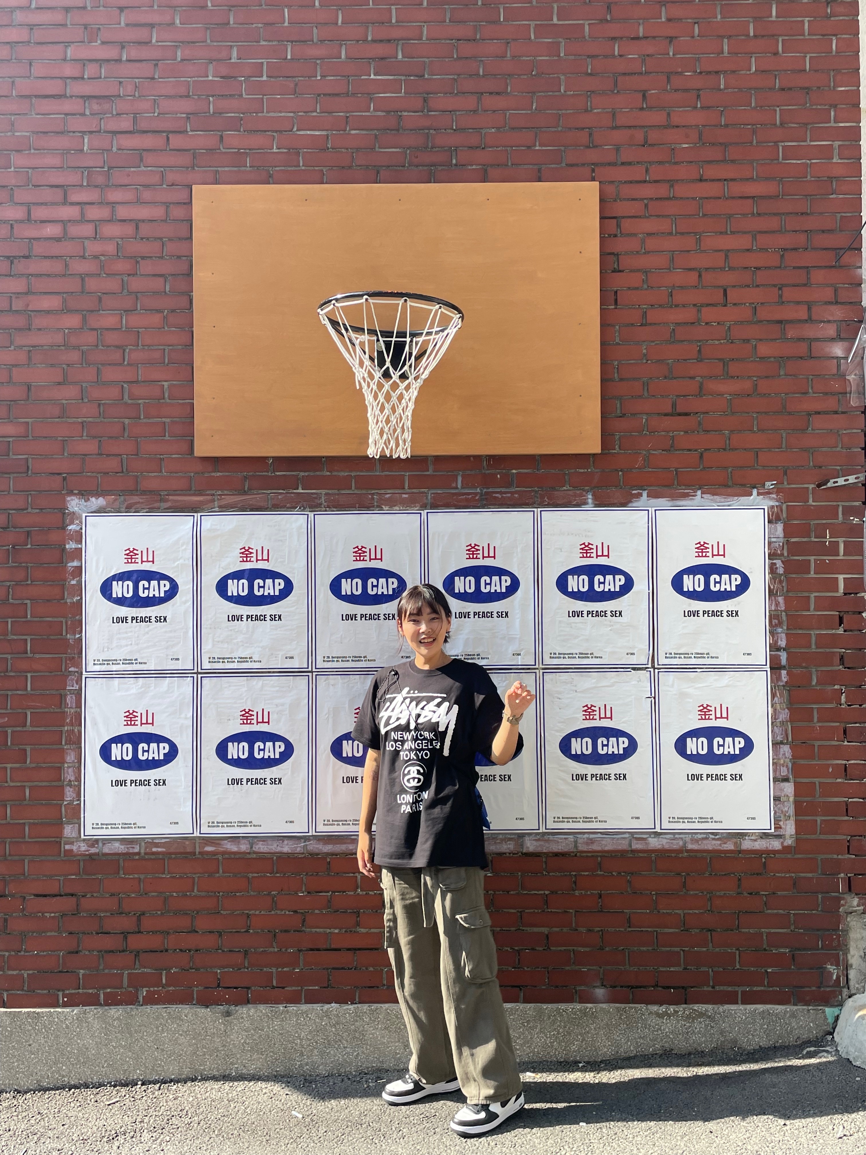 Nike x Stussy Air Force 1 '07 Mid SP Black and Light Bone, Stussy World Tour T-Shirt Black 착용 스타일 - 1