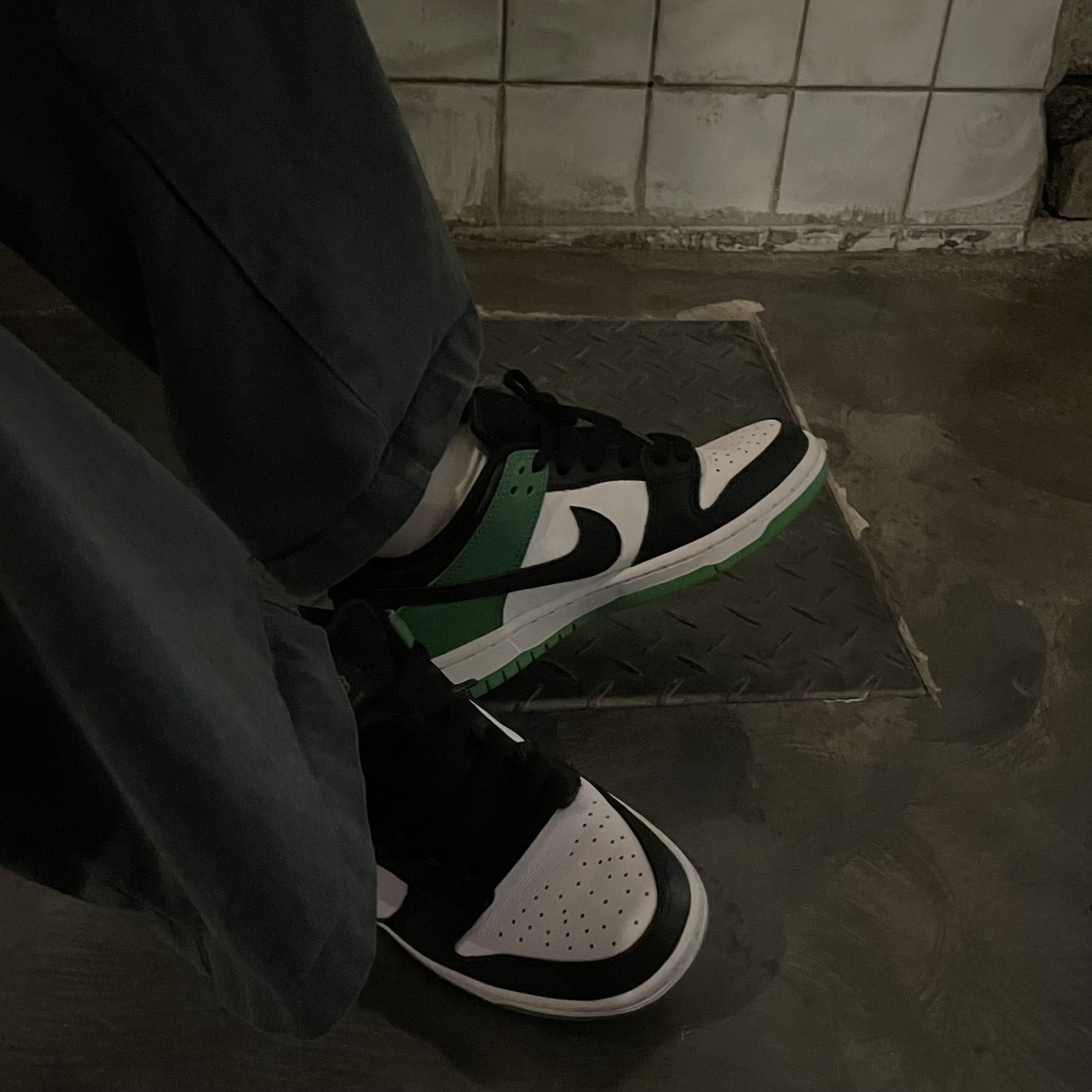 Nike SB Dunk Low Pro Black and Classic Green 착용 스타일