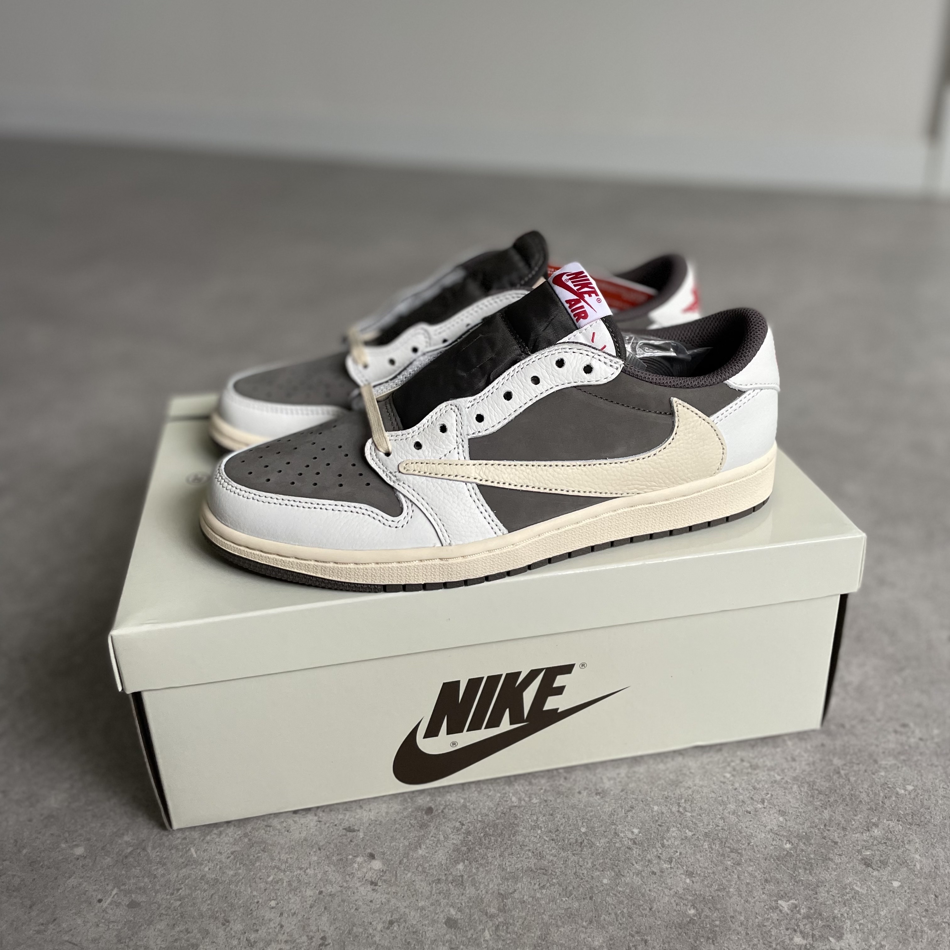 Jordan 1 x Travis Scott Retro Low OG SP Sail and Ridgerock 착용 스타일