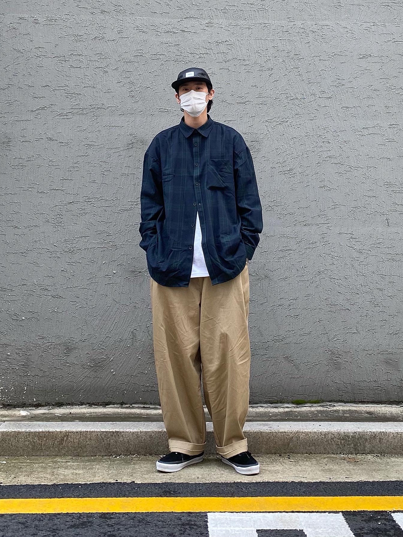 Vans Vault x WTAPS OG Era LX Black 착용 스타일 - 3