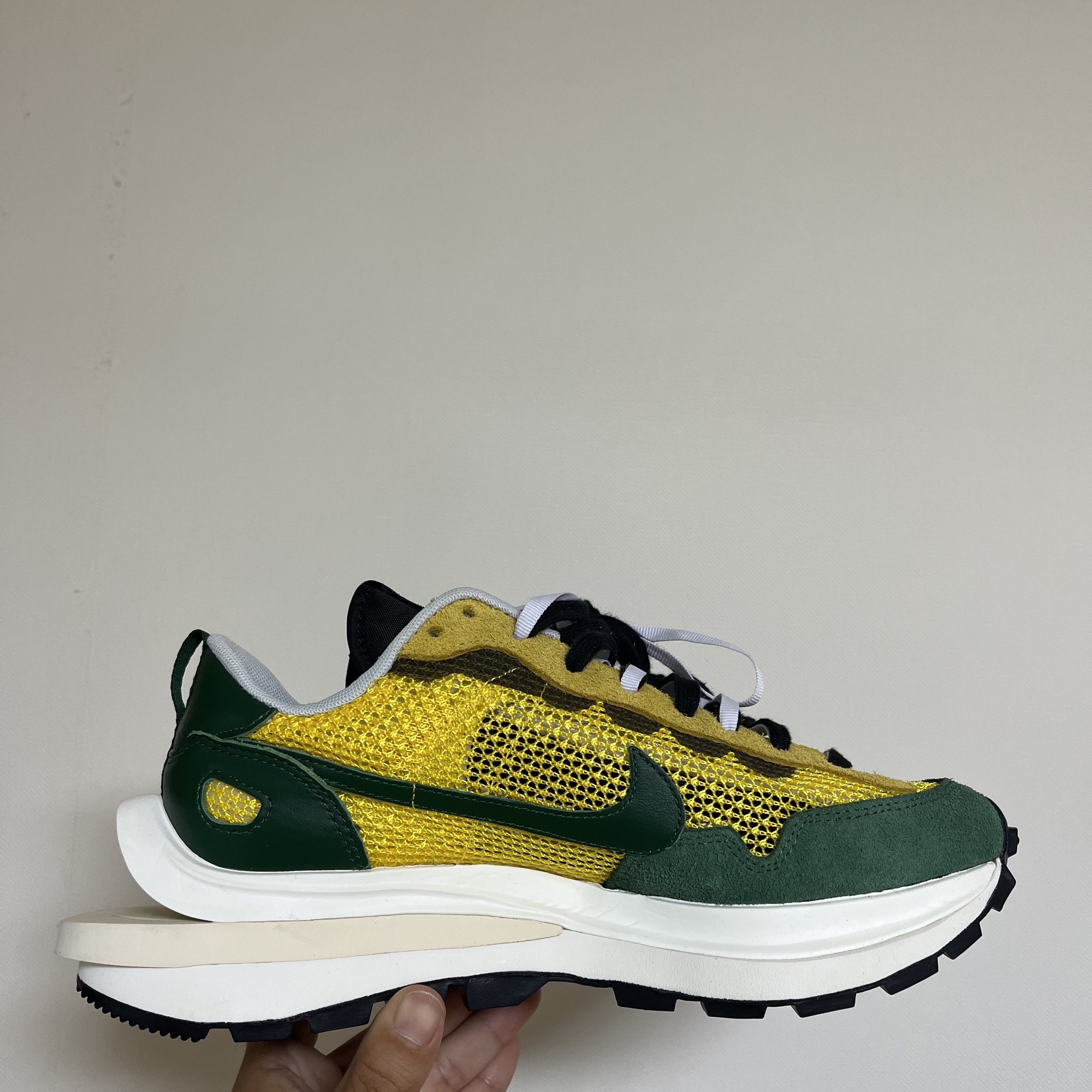 Nike x Sacai VaporWaffle Tour Yellow & Gorge Green Sail 착용 스타일 - 3