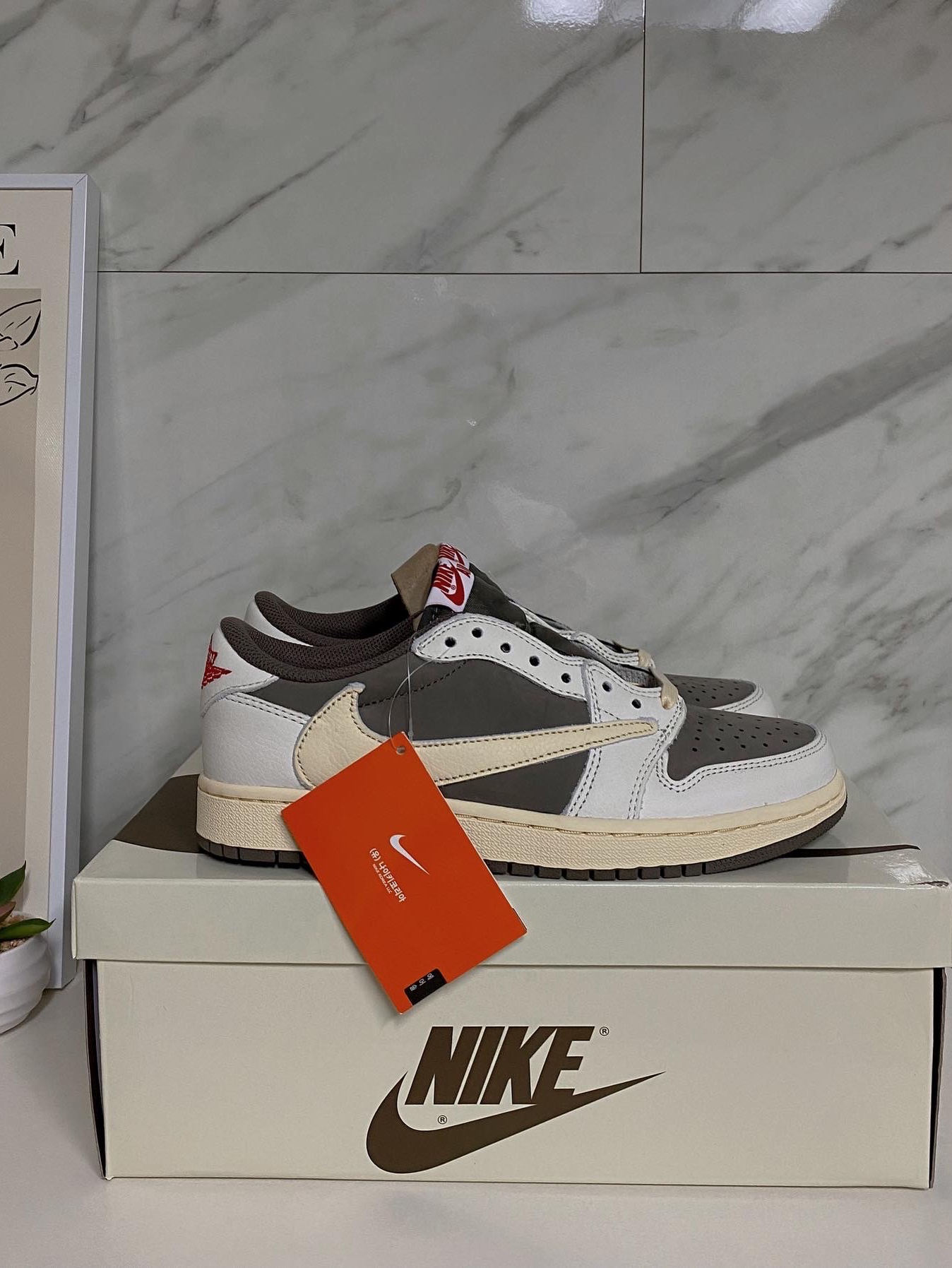 Jordan 1 x Travis Scott Retro Low OG SP Sail and Ridgerock 착용 스타일 - 1