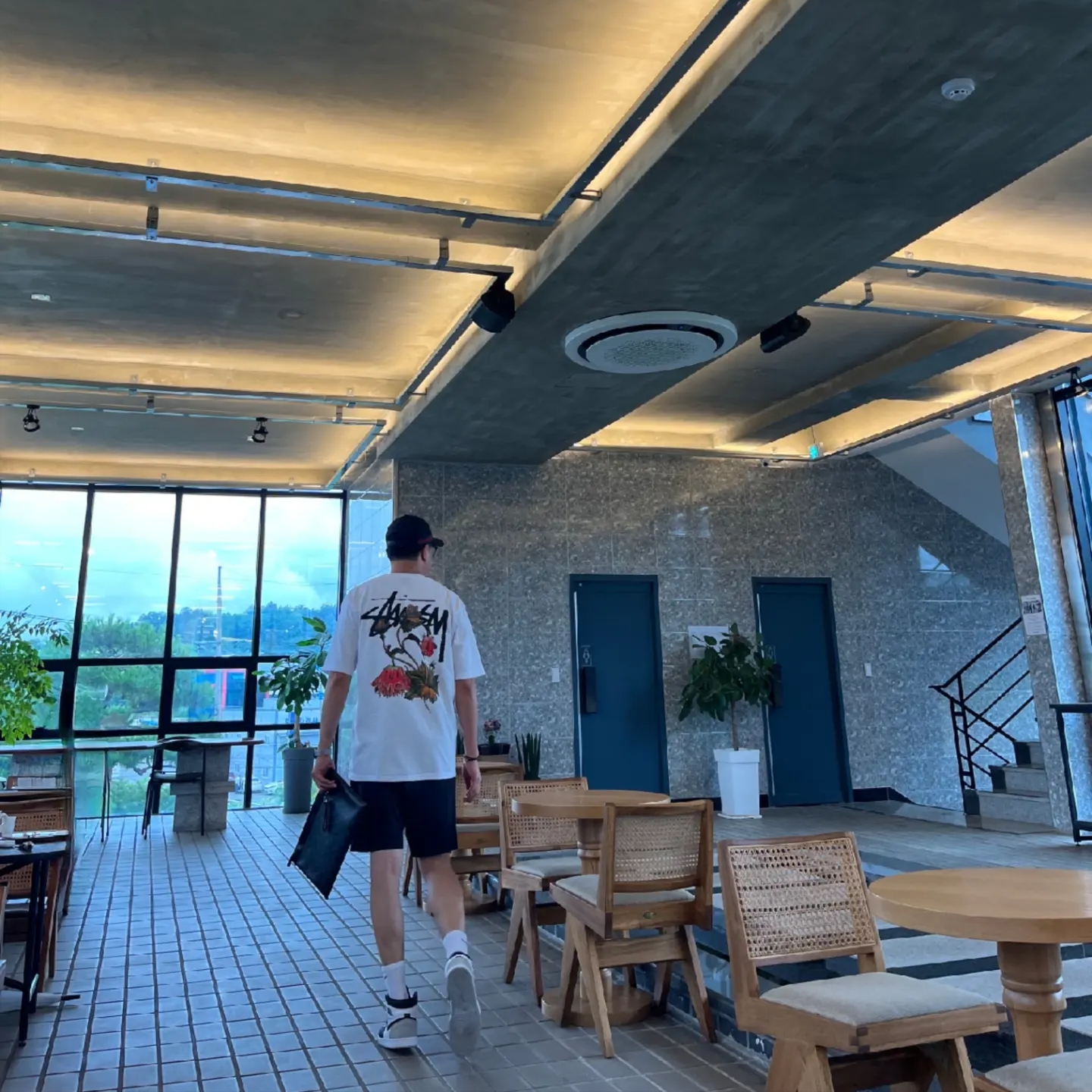 Stussy Withered Flower T-Shirt White, Jordan 1 Retro High OG Bleached Coral 착용 스타일