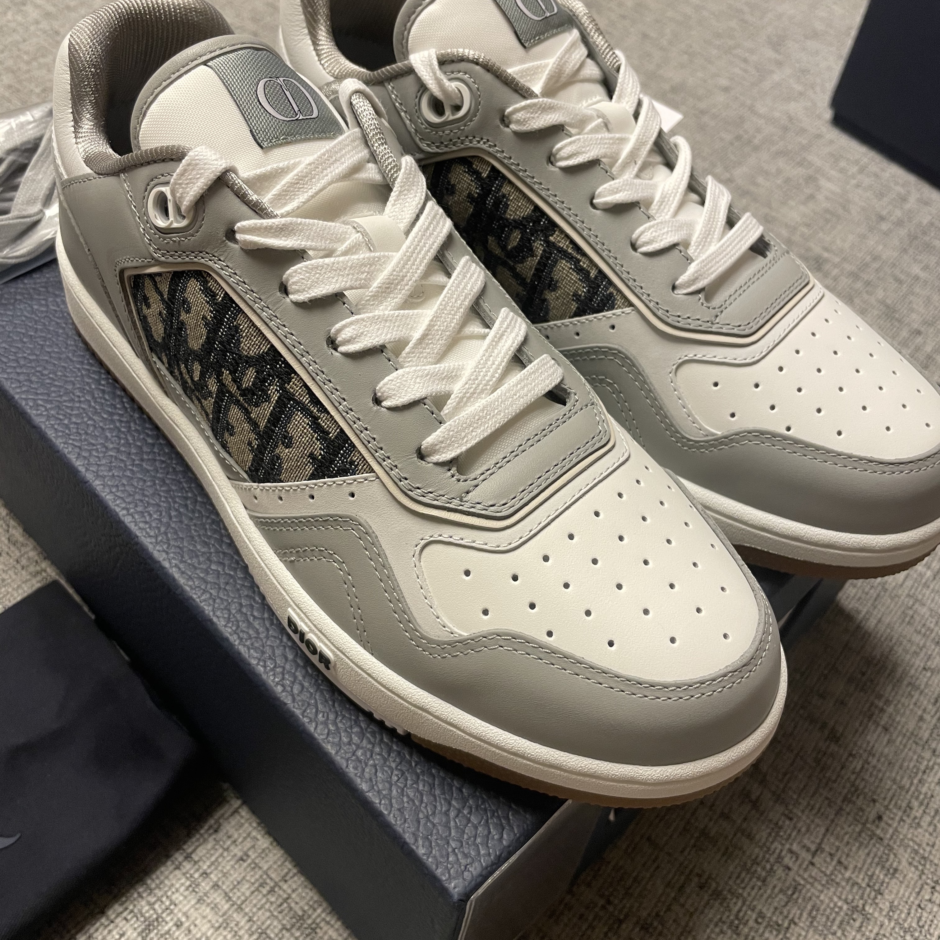 Dior B27 Low-Top Sneakers Gray 착용 스타일 - 1