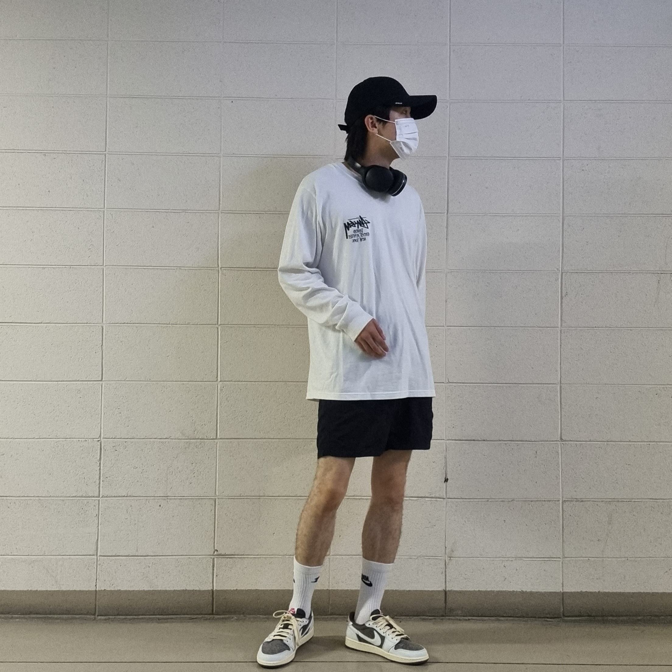Jordan 1 x Travis Scott Retro Low OG SP Sail and Ridgerock 착용 스타일