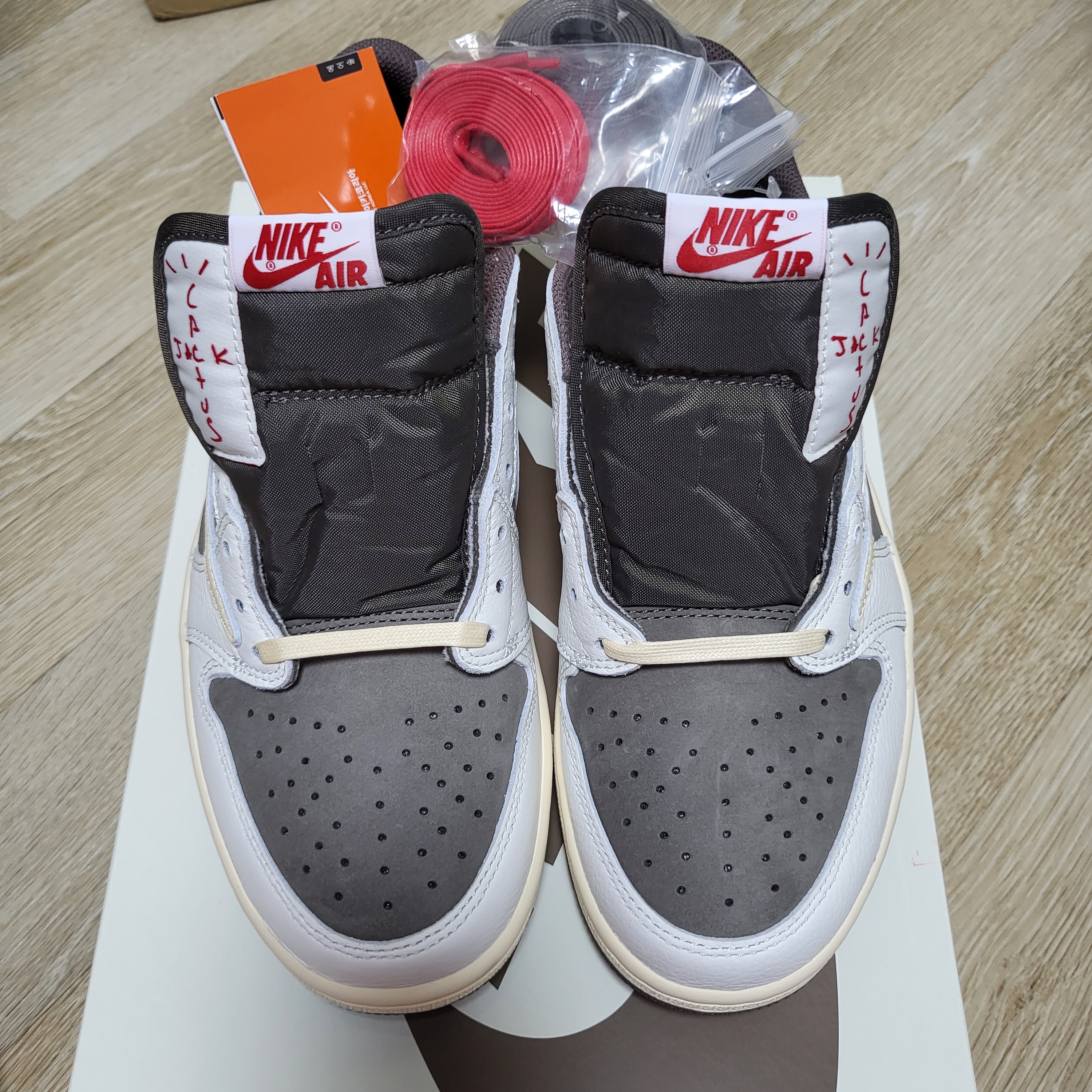 Jordan 1 x Travis Scott Retro Low OG SP Sail and Ridgerock 착용 스타일 - 1