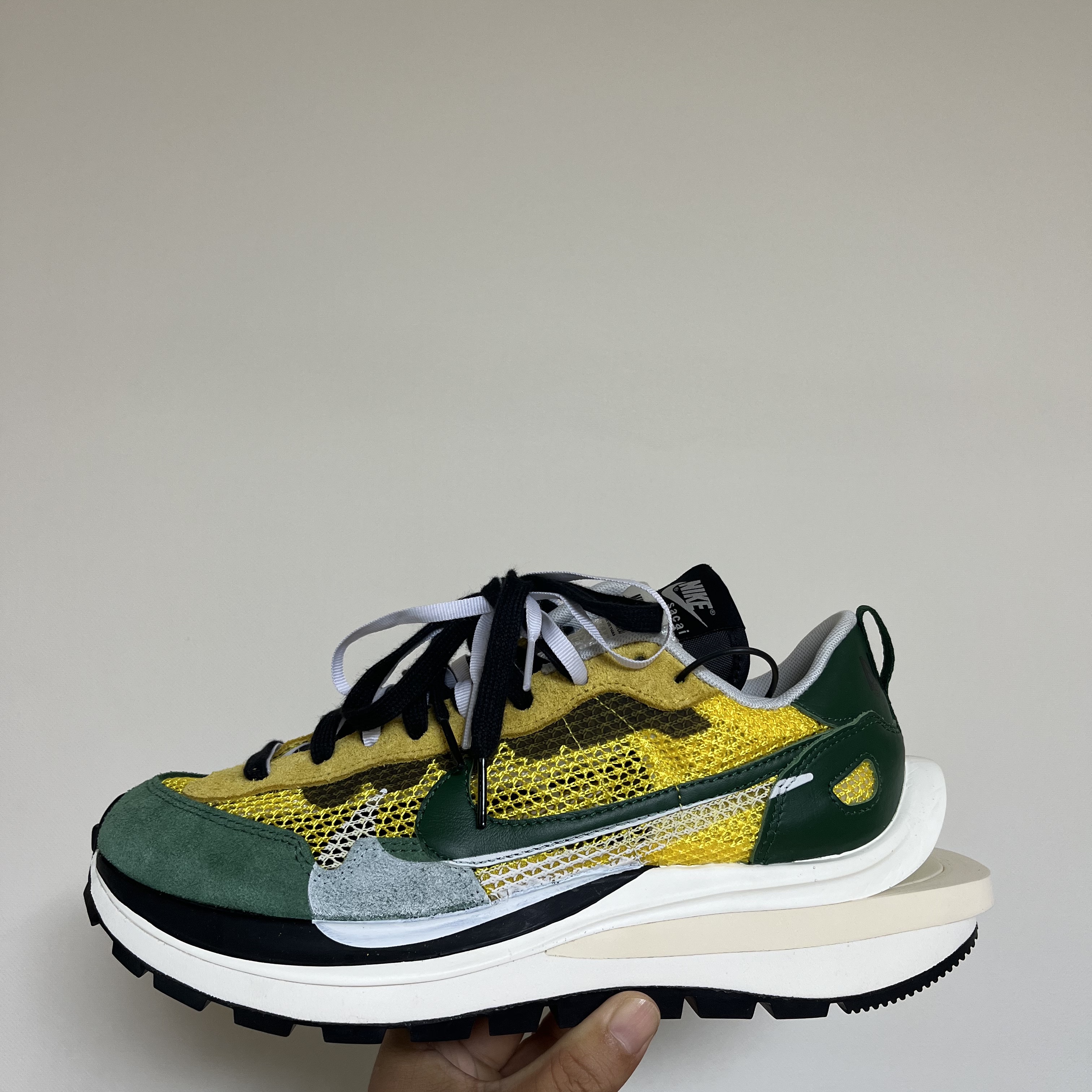 Nike x Sacai VaporWaffle Tour Yellow & Gorge Green Sail 착용 스타일 - 1
