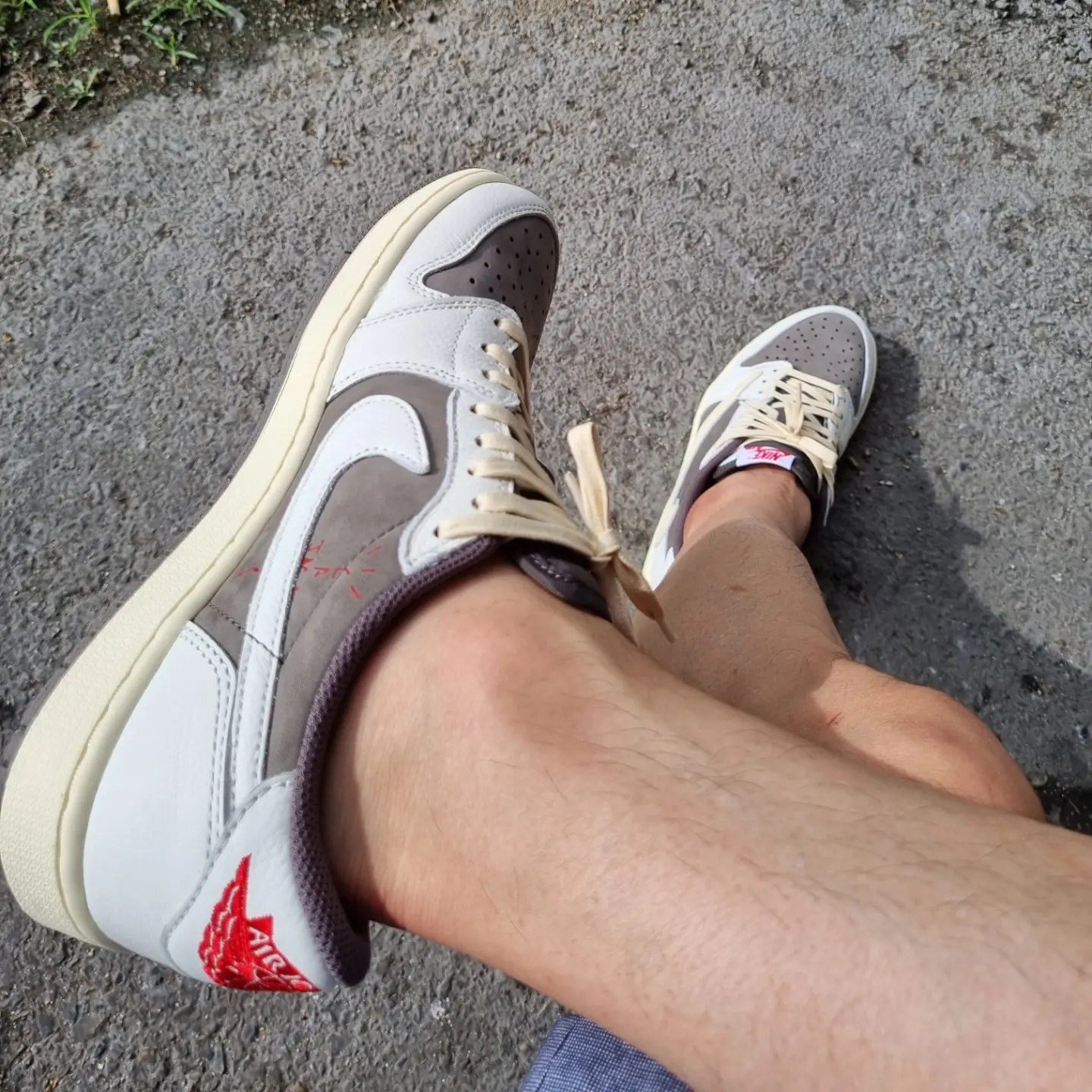 Jordan 1 x Travis Scott Retro Low OG SP Sail and Ridgerock, Jordan 1 x Travis Scott x Fragment Retro Low OG SP Military Blue 착용 스타일 - 1