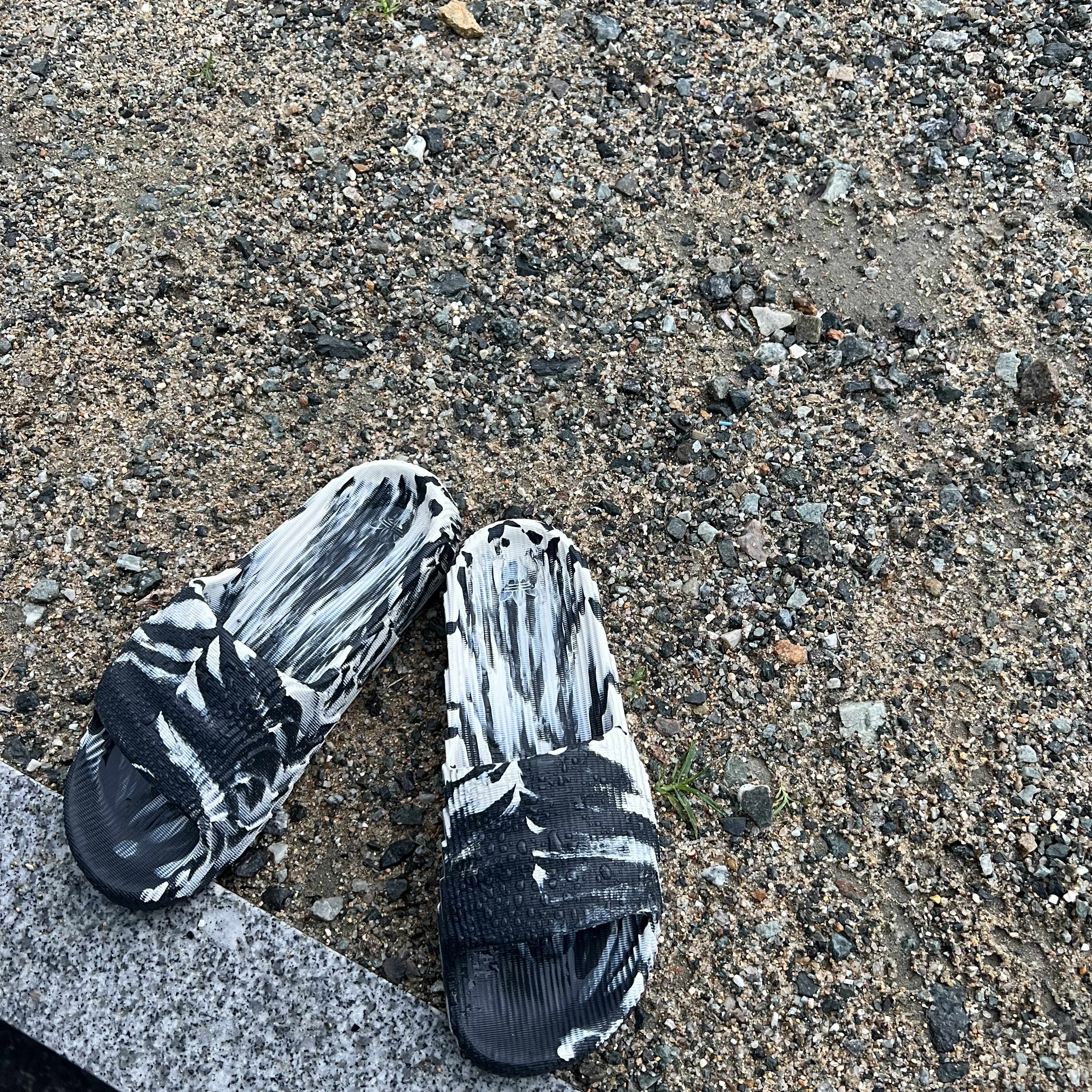 Adidas Adilette 22 Carbon Aluminium 착용 스타일