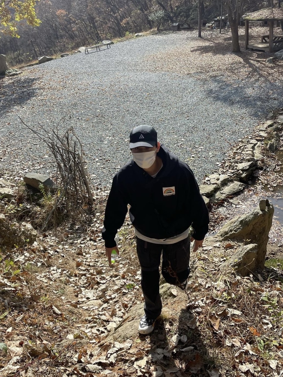 Nike ACG Graphic Pullover Hoodie Black - Asia, Nike ACG Smith Summit Cargo Pants Dark Smoke Grey - Asia 착용 스타일 - 3