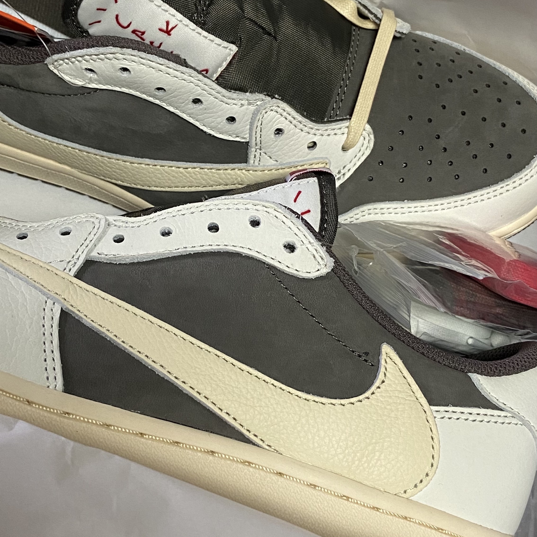 Jordan 1 x Travis Scott Retro Low OG SP Sail and Ridgerock 착용 스타일 - 2