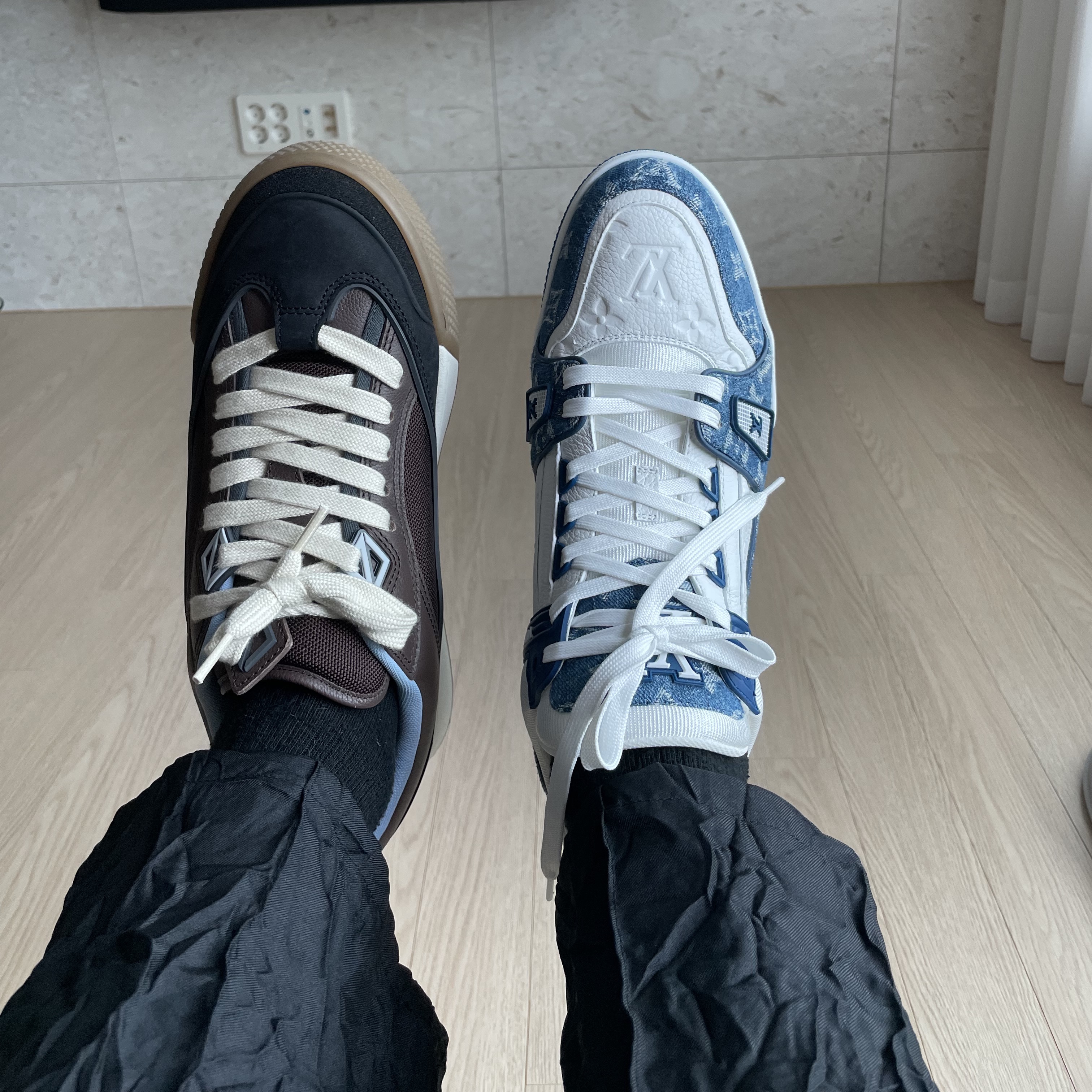 Dior x Cactus Jack B713 Sneakers Mocha Black, Louis Vuitton LV Trainer Sneakers Monogram Denim Blue 착용 스타일