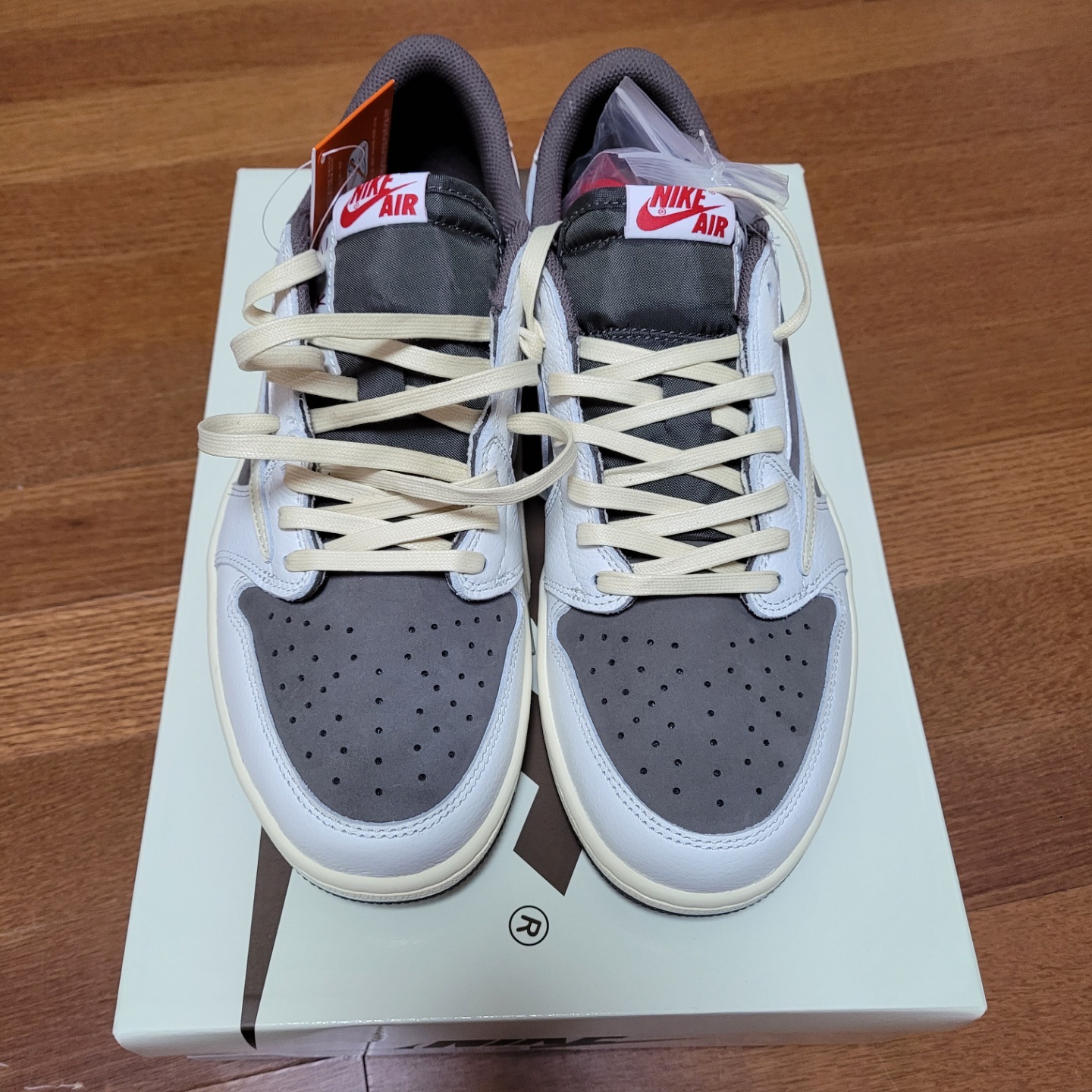 Jordan 1 x Travis Scott Retro Low OG SP Sail and Ridgerock 착용 스타일 - 2