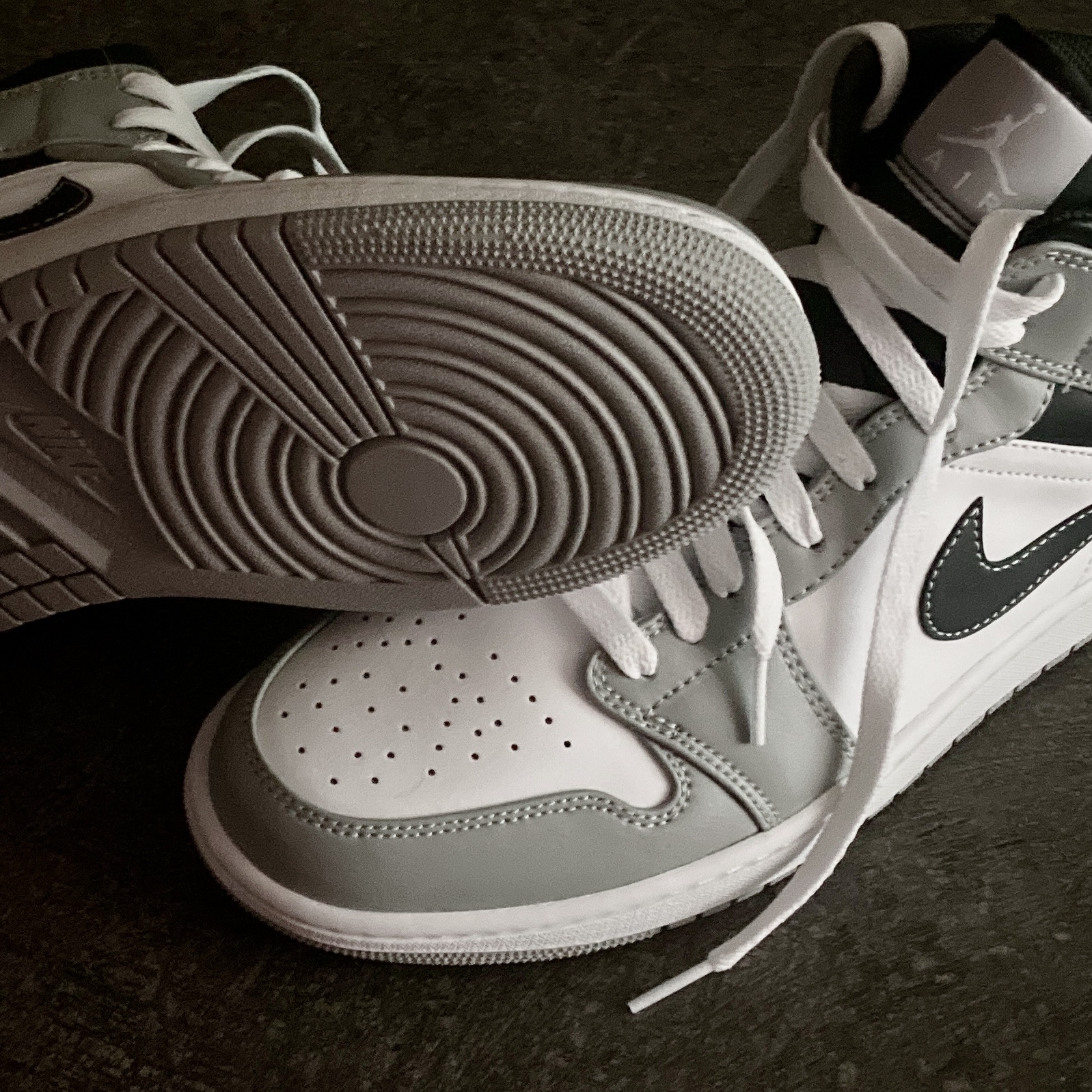 Jordan 1 Mid Light Smoke Grey Anthracite 착용 스타일 - 2
