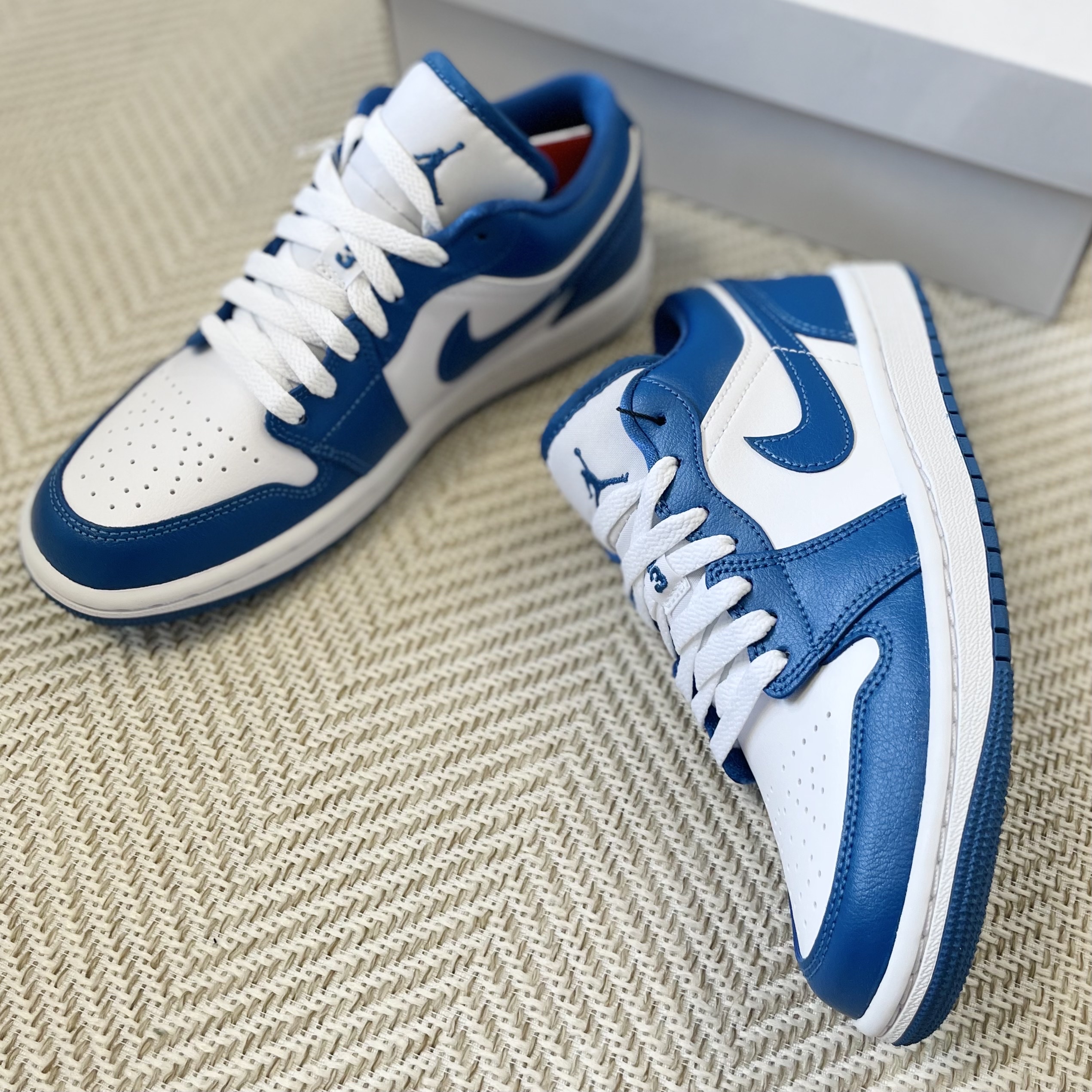 (W) Jordan 1 Low White Dark Marina Blue 착용 스타일 - 3