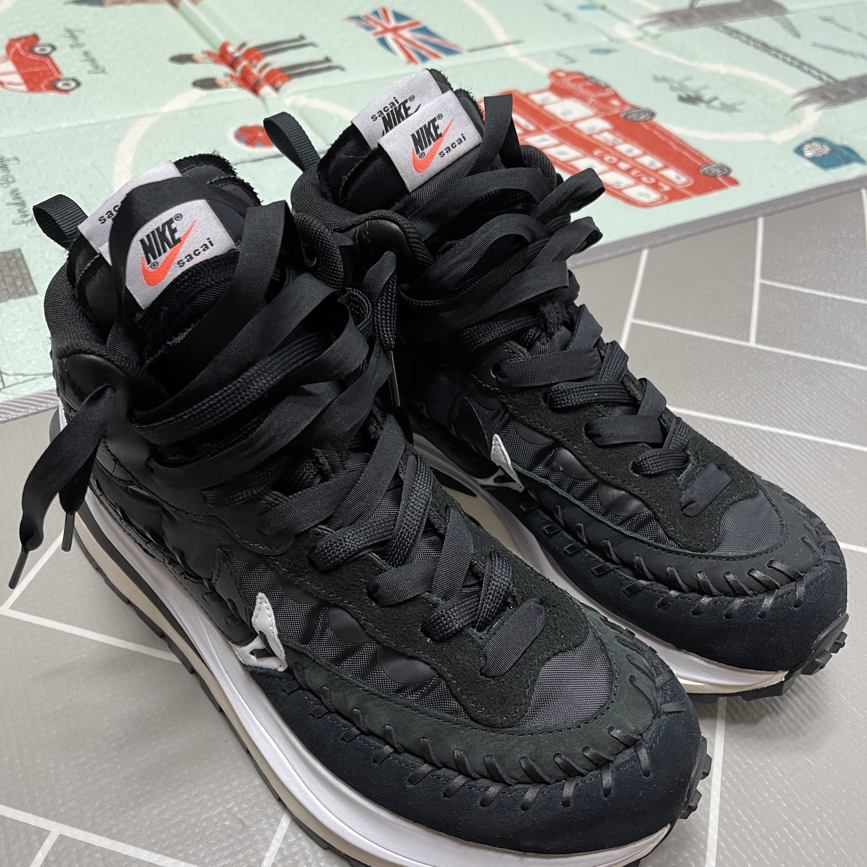 Nike x Sacai x Jean Paul Gaultier VaporWaffle Black White 착용 스타일 - 1