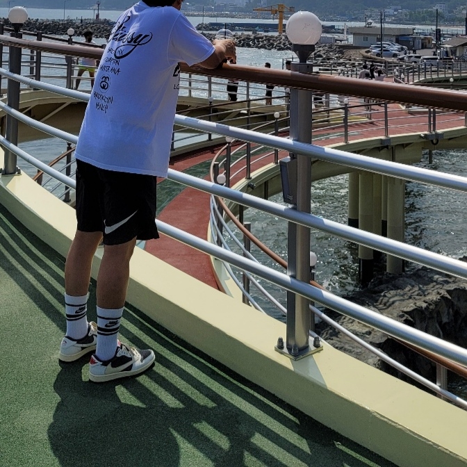 Stussy World Tour T-Shirt White, Jordan 1 x Travis Scott Retro Low OG SP Sail and Ridgerock 착용 스타일 - 2