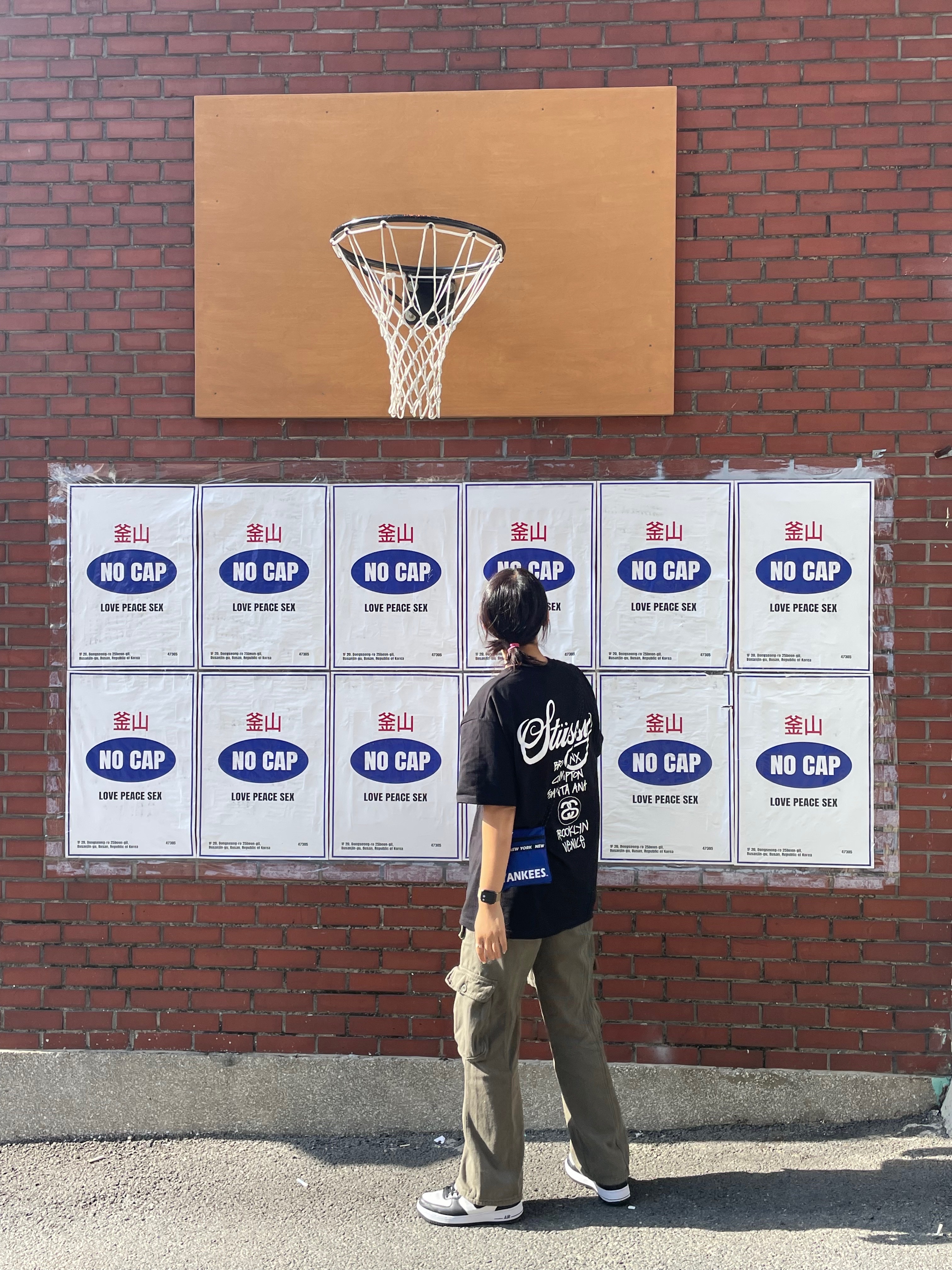 Nike x Stussy Air Force 1 '07 Mid SP Black and Light Bone, Stussy World Tour T-Shirt Black 착용 스타일 - 2
