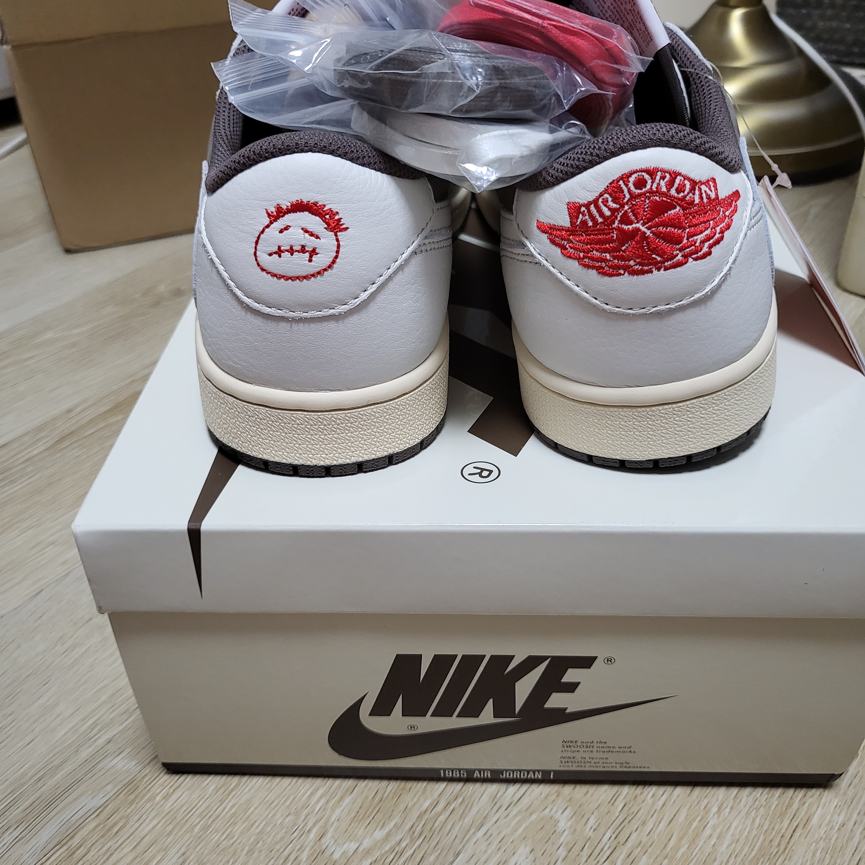 Jordan 1 x Travis Scott Retro Low OG SP Sail and Ridgerock 착용 스타일 - 2