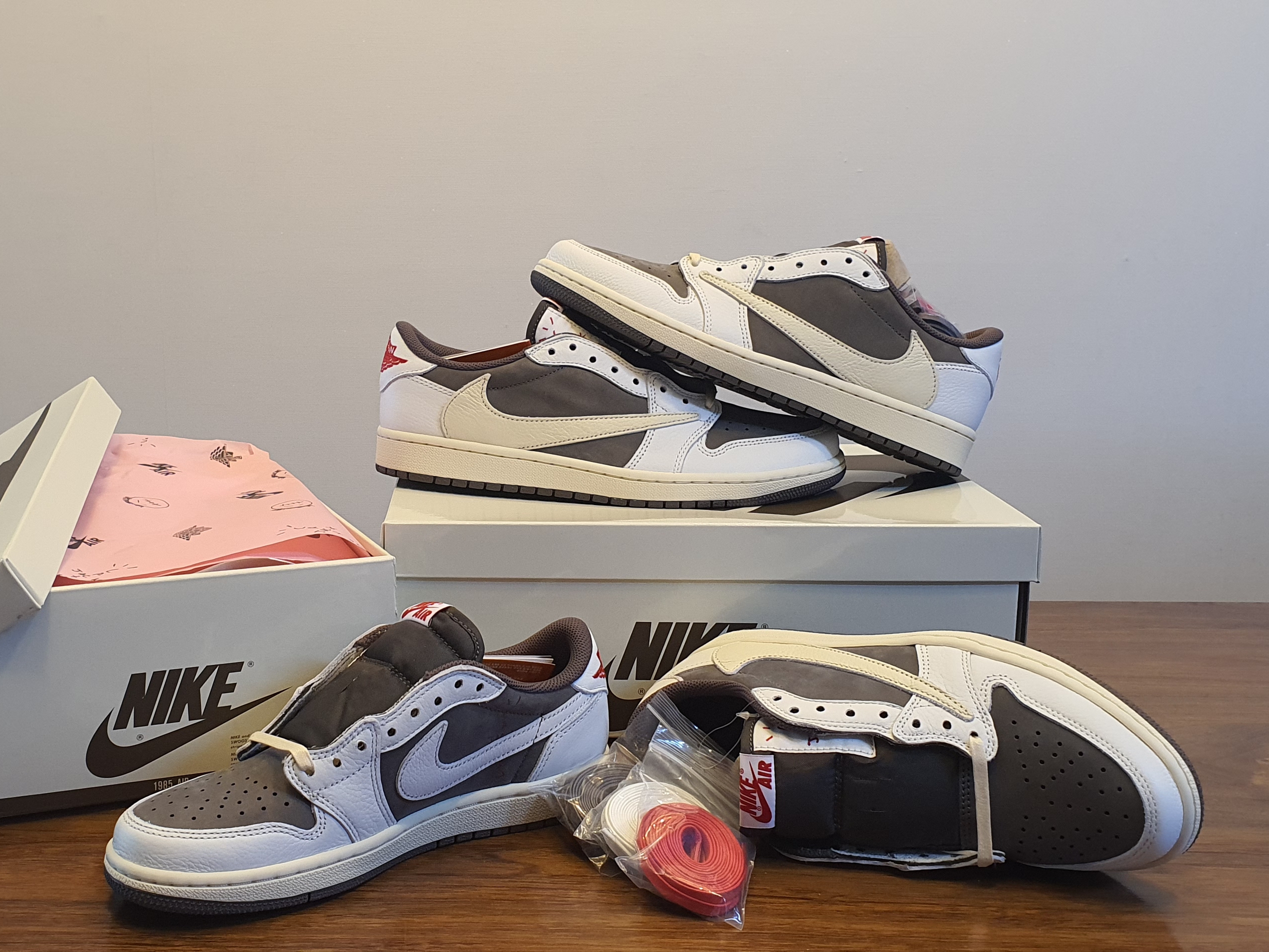 Jordan 1 x Travis Scott Retro Low OG SP Sail and Ridgerock 착용 스타일