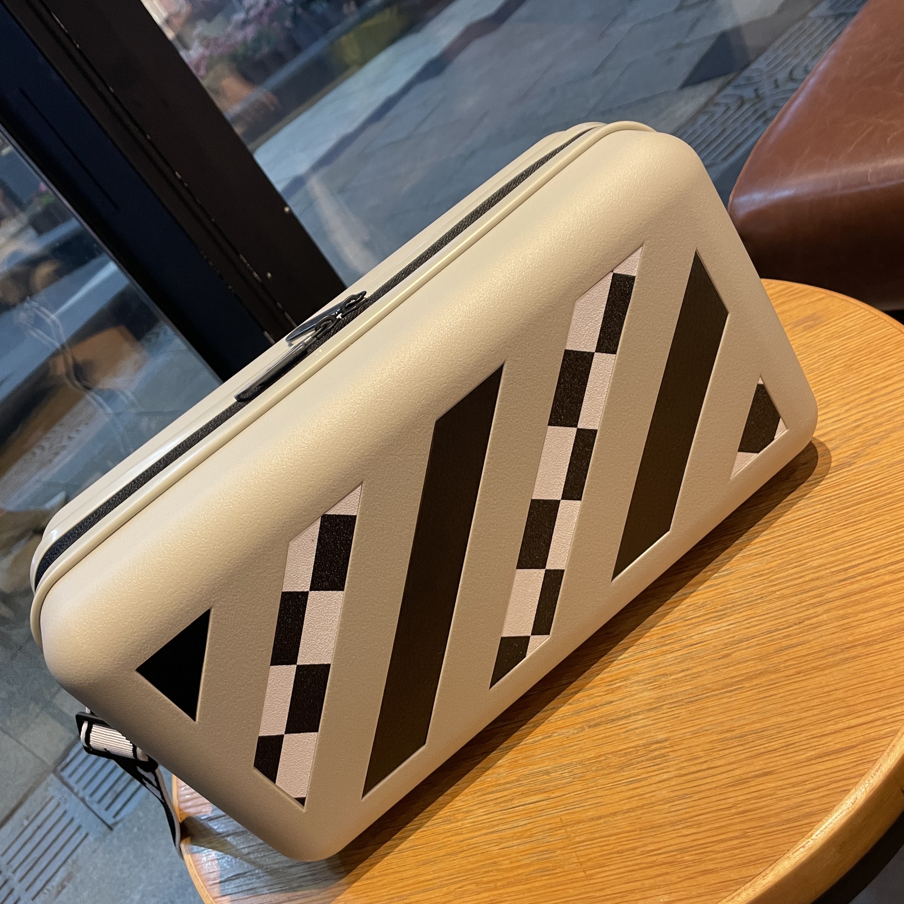 Off-White x Amore Pacific Protection Box (Without Cosmetics) 착용 스타일 - 2