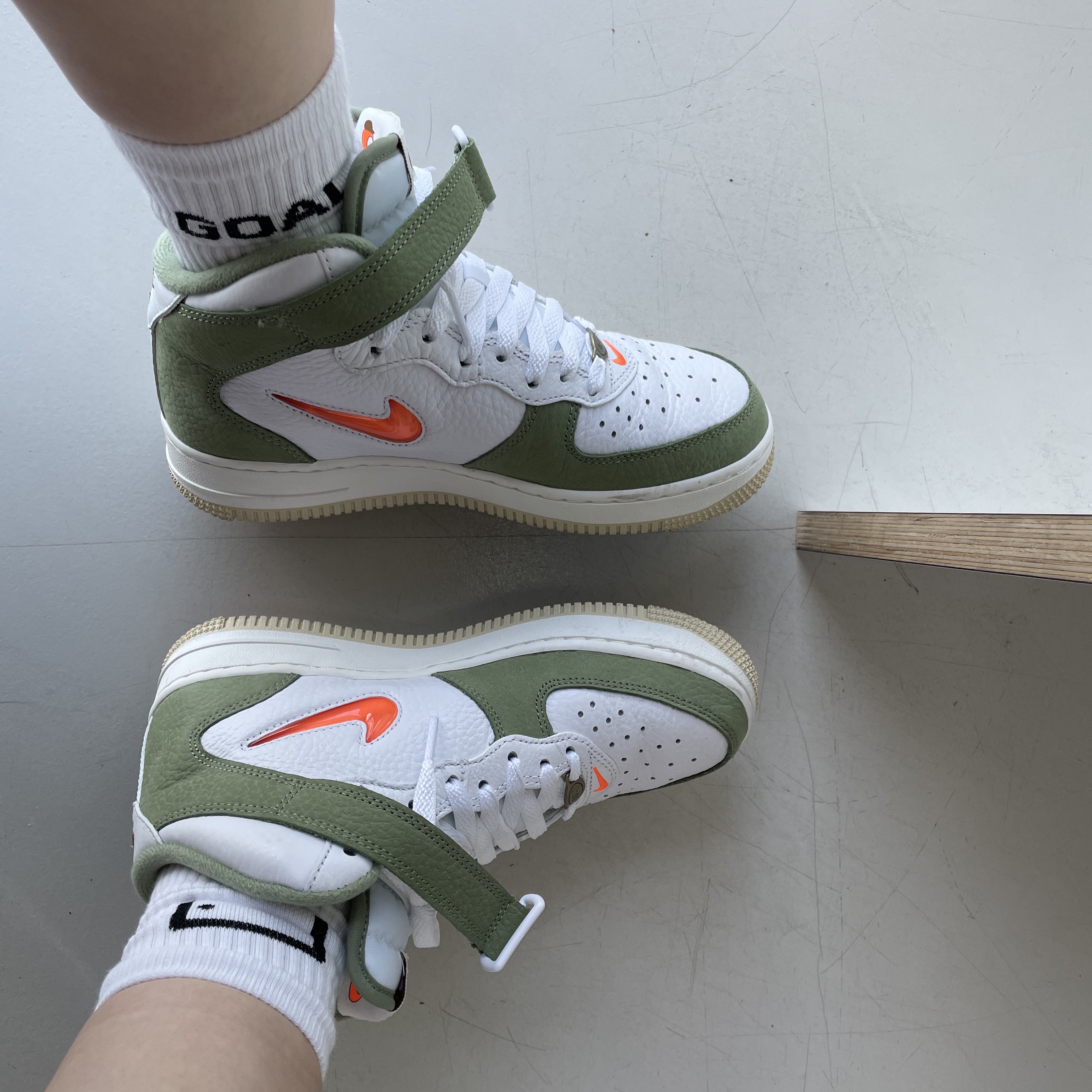 Nike Air Force 1 Mid '07 QS Olive Green and Total Orange 착용 스타일